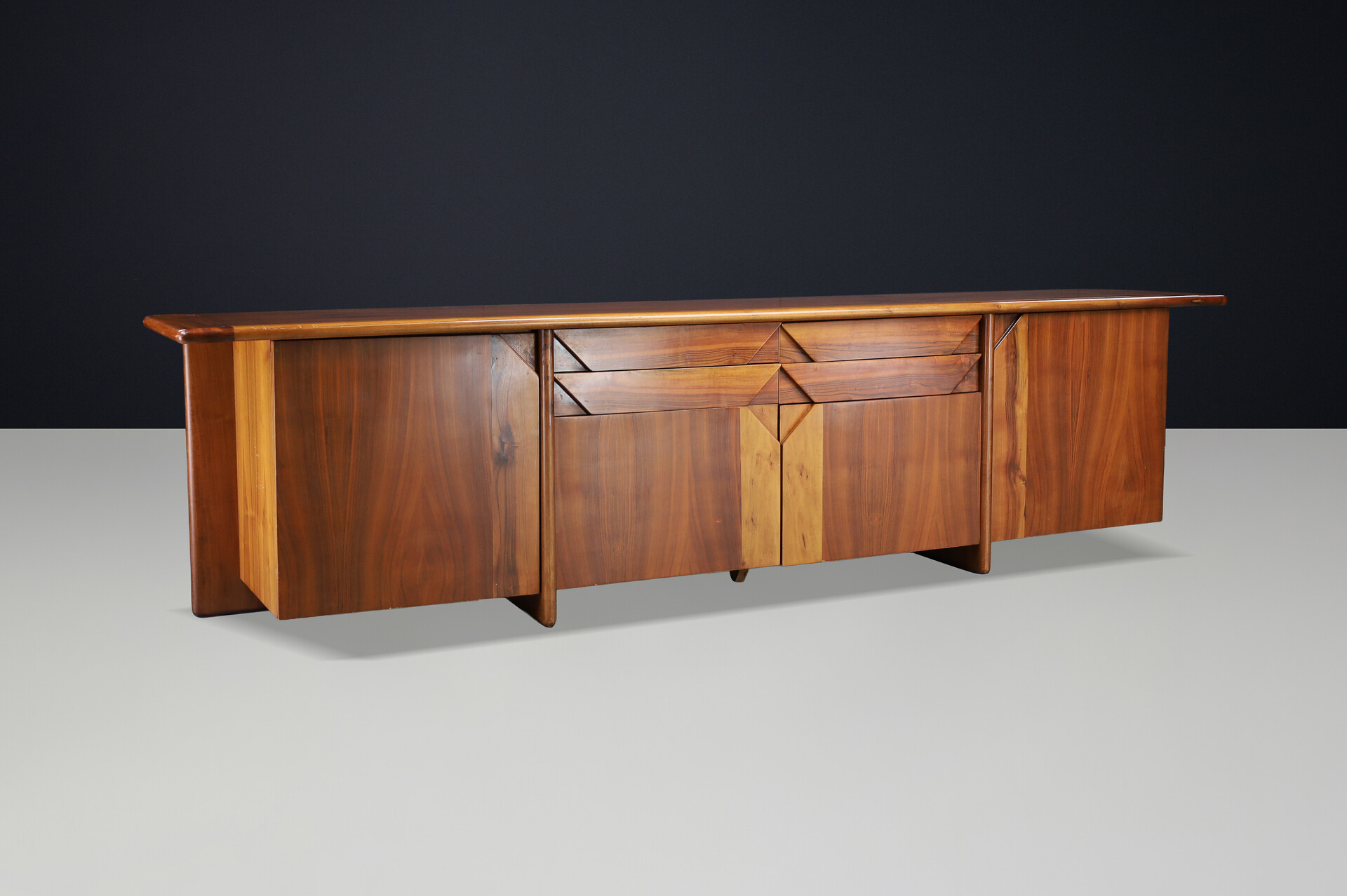 Mid century modern Large Italian Walnut Sideboard by Ammannati & Vitelli for Catalano, 1970s Late-20th century