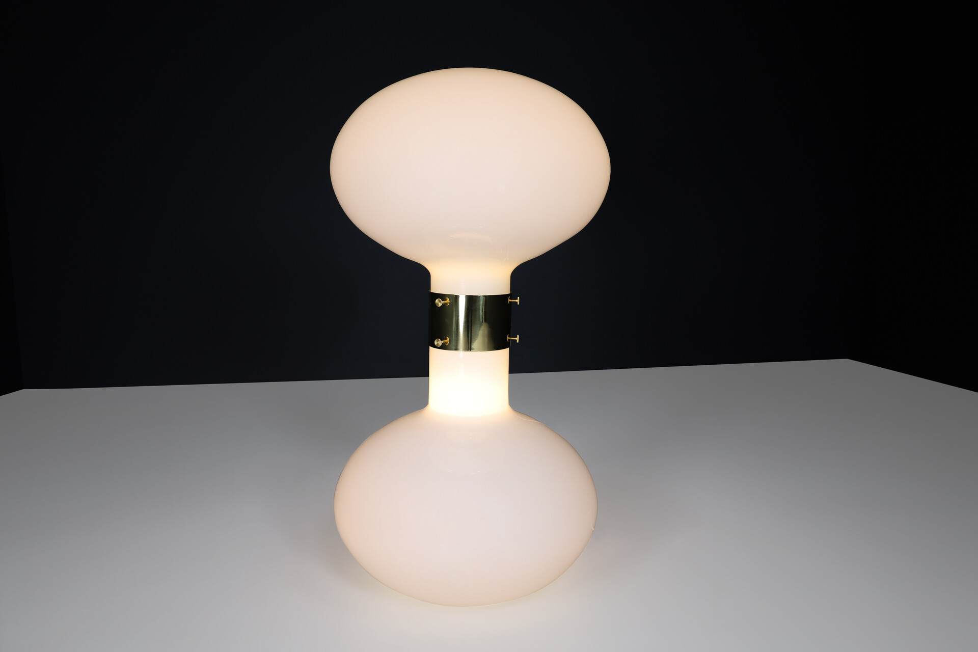 Mid century modern Large opaline Glass and brass Mushroom Floor lamp or Table lamp, Italy Late-20th century