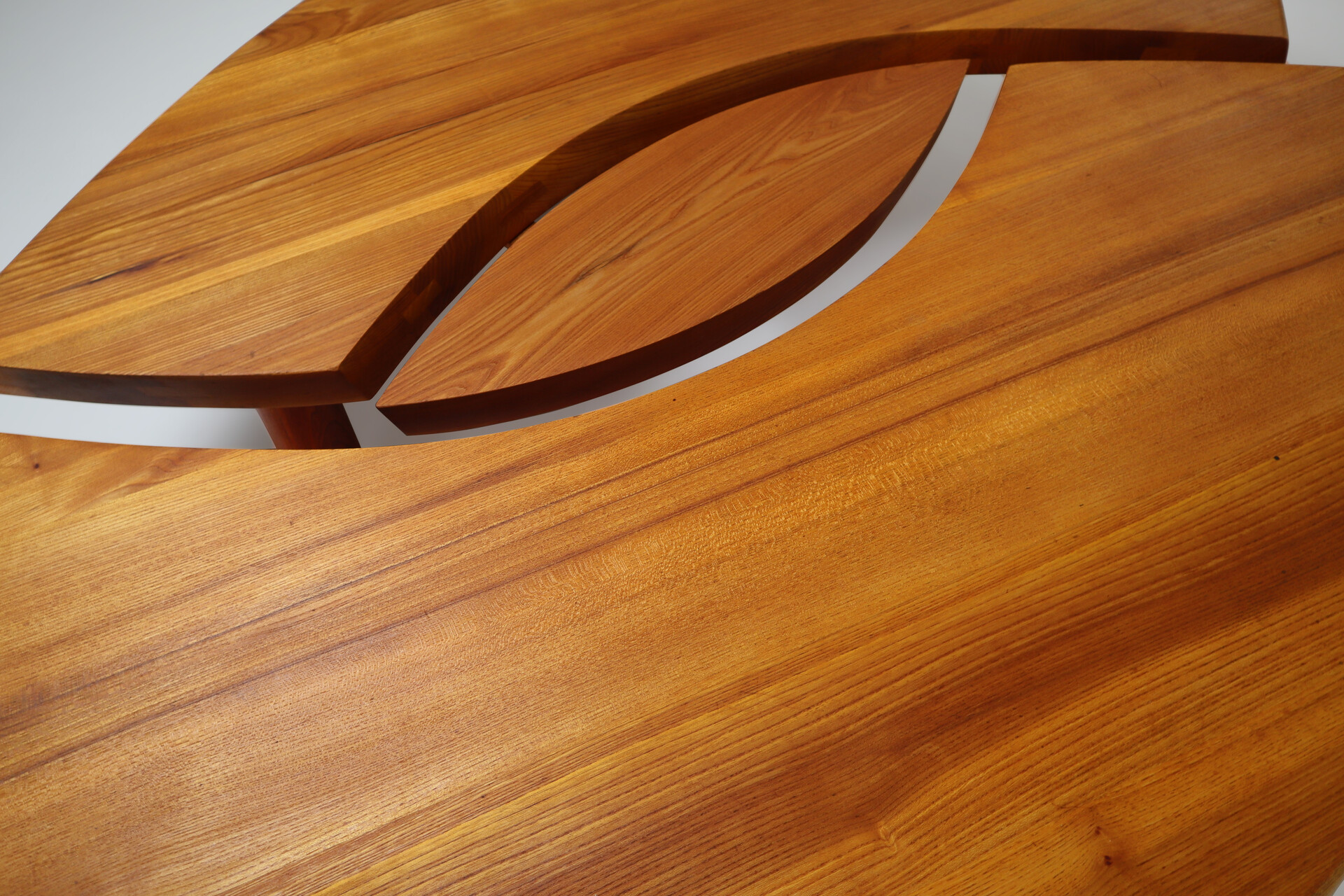 Mid century modern Large T22c Coffee Table L’oeuil in Solid Elm by Pierre Chapo France 1970s Mid-20th century