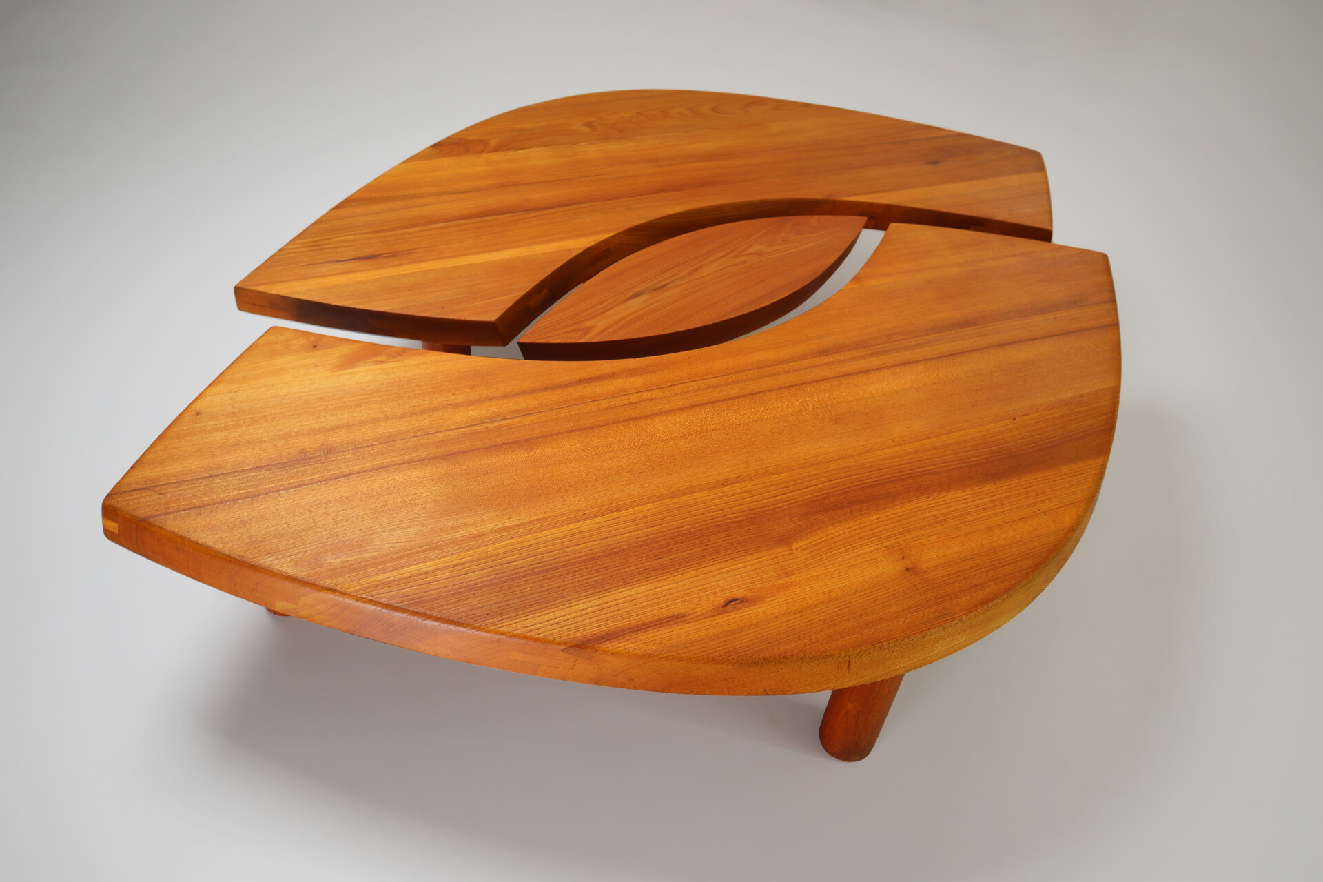 Mid century modern Large T22c Coffee Table L’oeuil in Solid Elm by Pierre Chapo France 1970s Mid-20th century