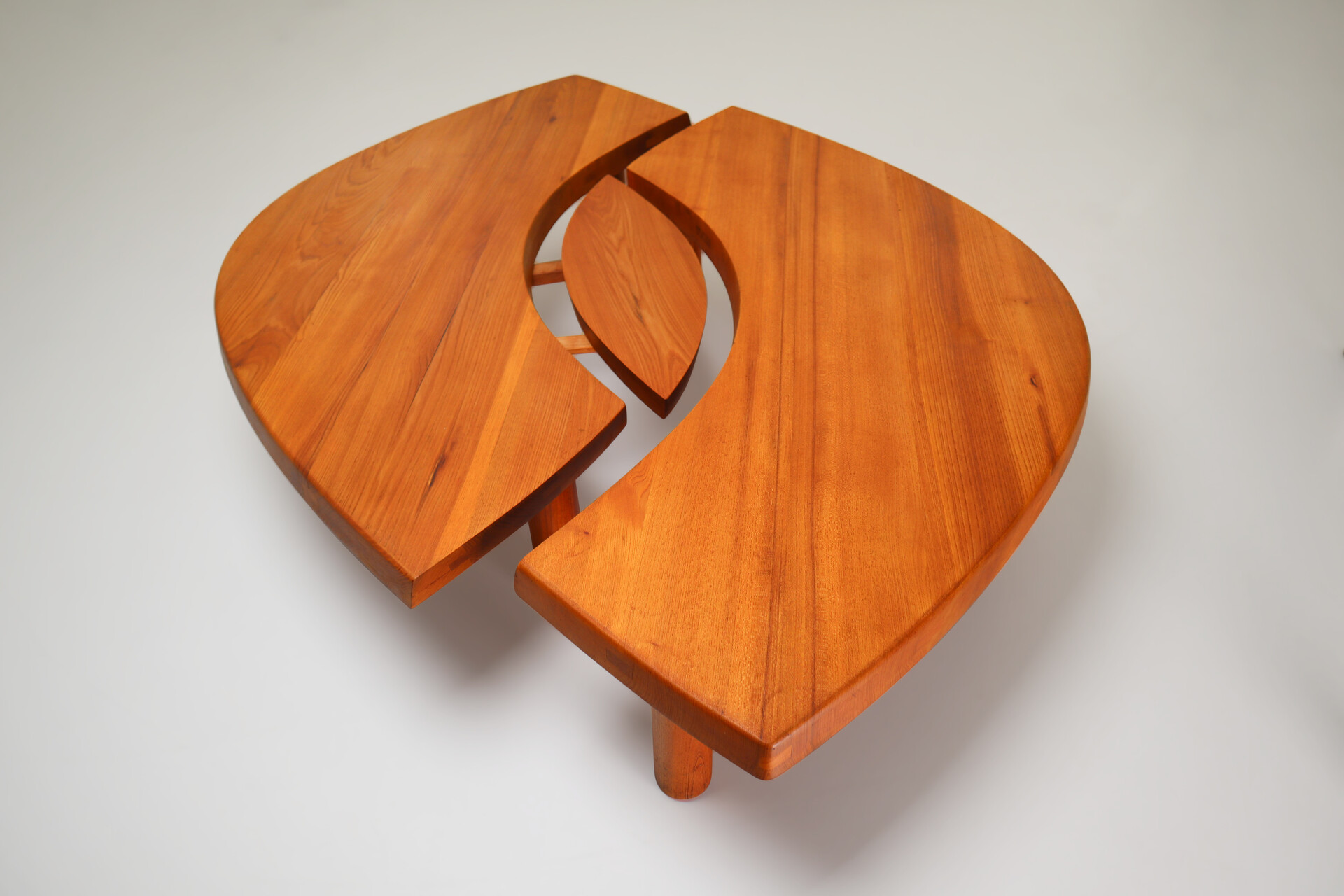 Mid century modern Large T22c Coffee Table L’oeuil in Solid Elm by Pierre Chapo France 1970s Mid-20th century