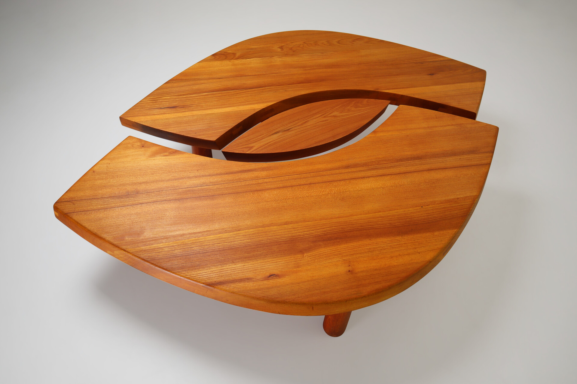 Mid century modern Large T22c Coffee Table L’oeuil in Solid Elm by Pierre Chapo France 1970s Mid-20th century