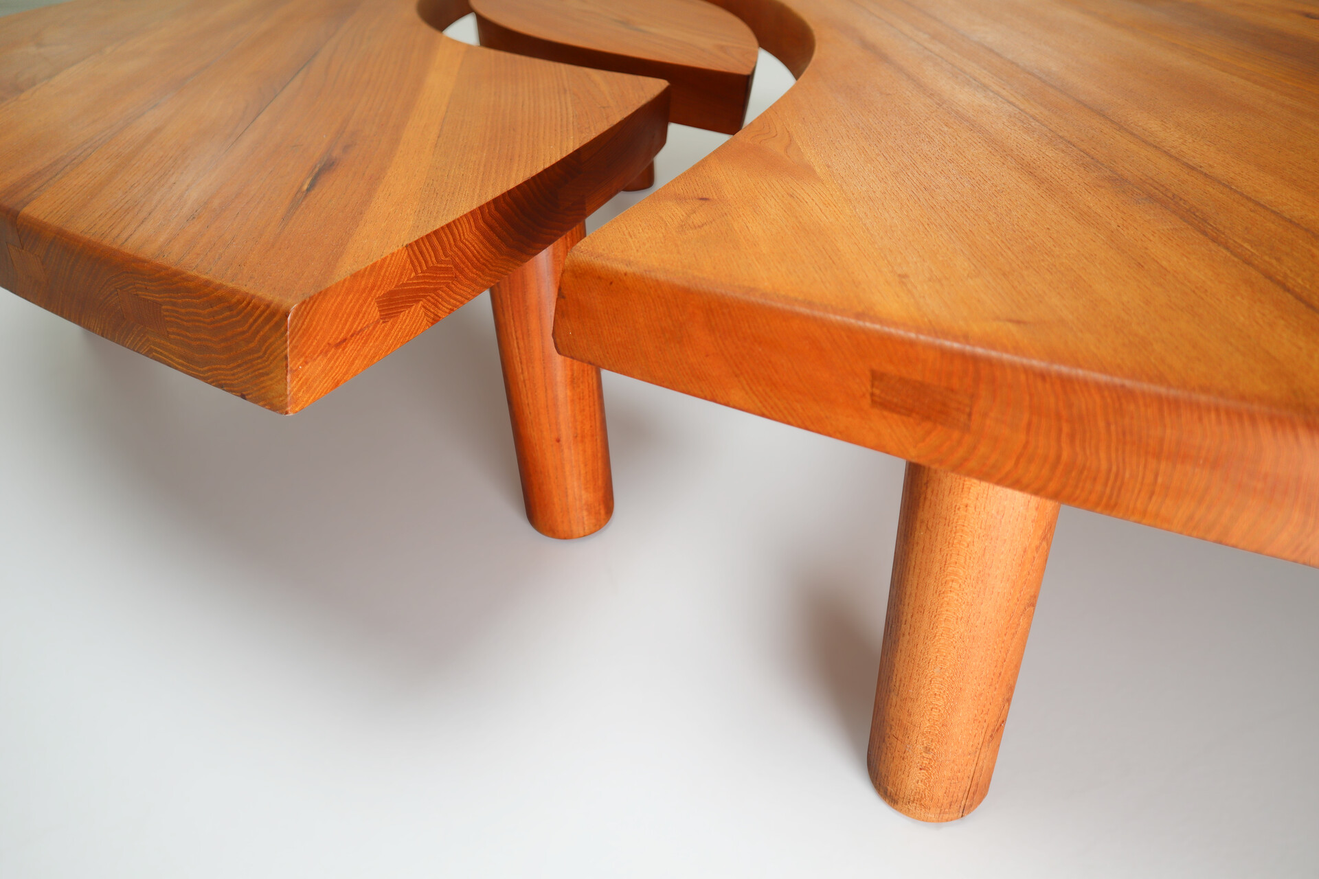 Mid century modern Large T22c Coffee Table L’oeuil in Solid Elm by Pierre Chapo France 1970s Mid-20th century