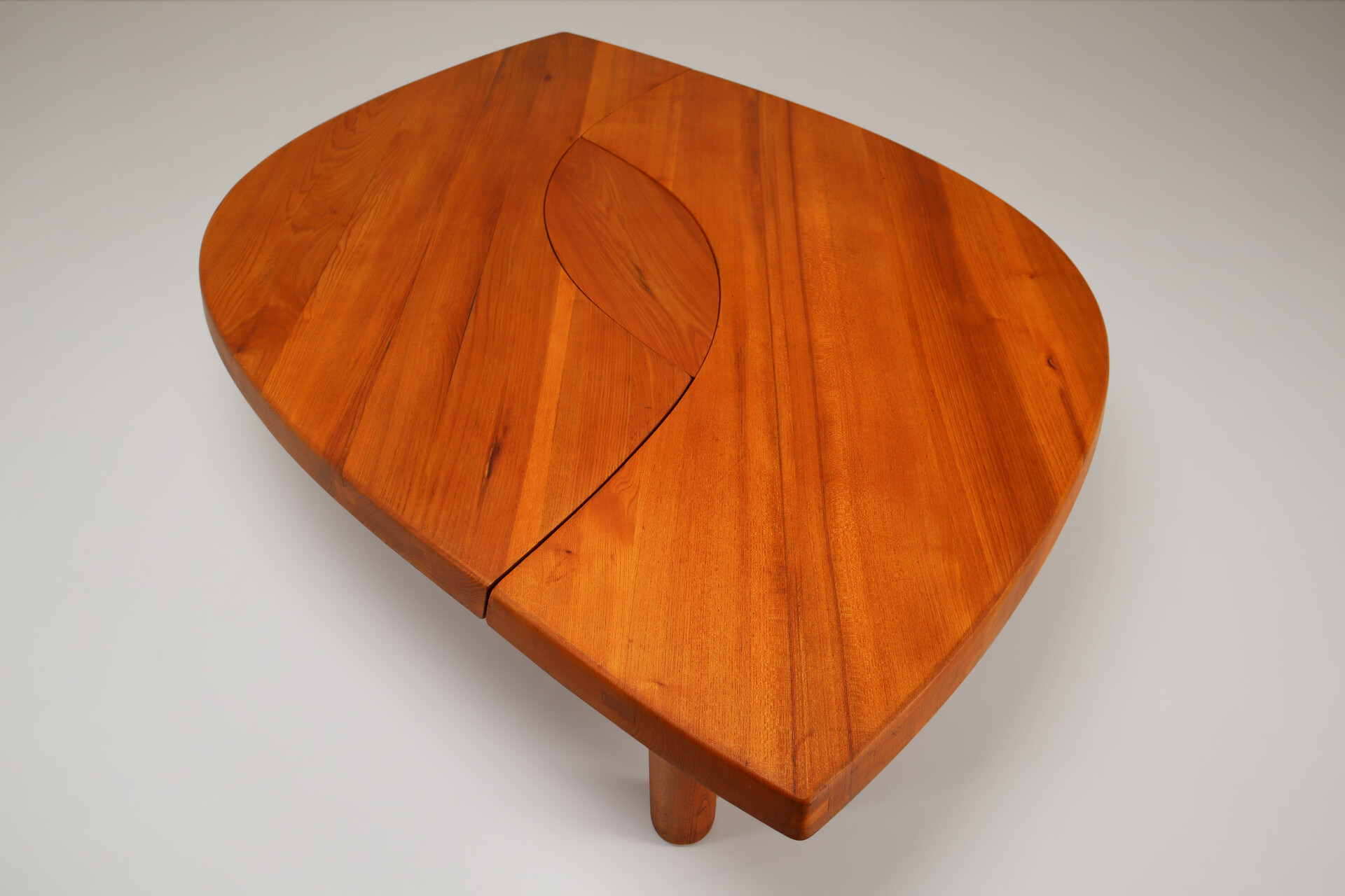 Mid century modern Large T22c Coffee Table L’oeuil in Solid Elm by Pierre Chapo France 1970s Mid-20th century