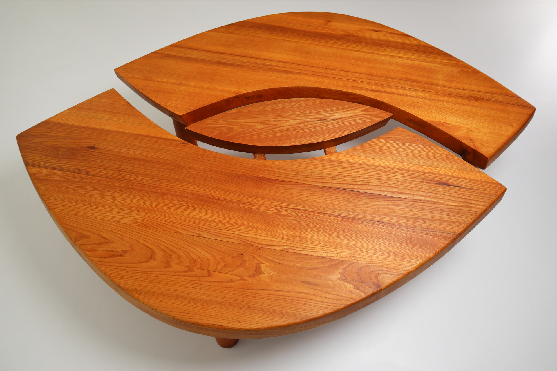 Mid century modern Large T22c Coffee Table L’oeuil in Solid Elm by Pierre Chapo France 1970s Mid-20th century