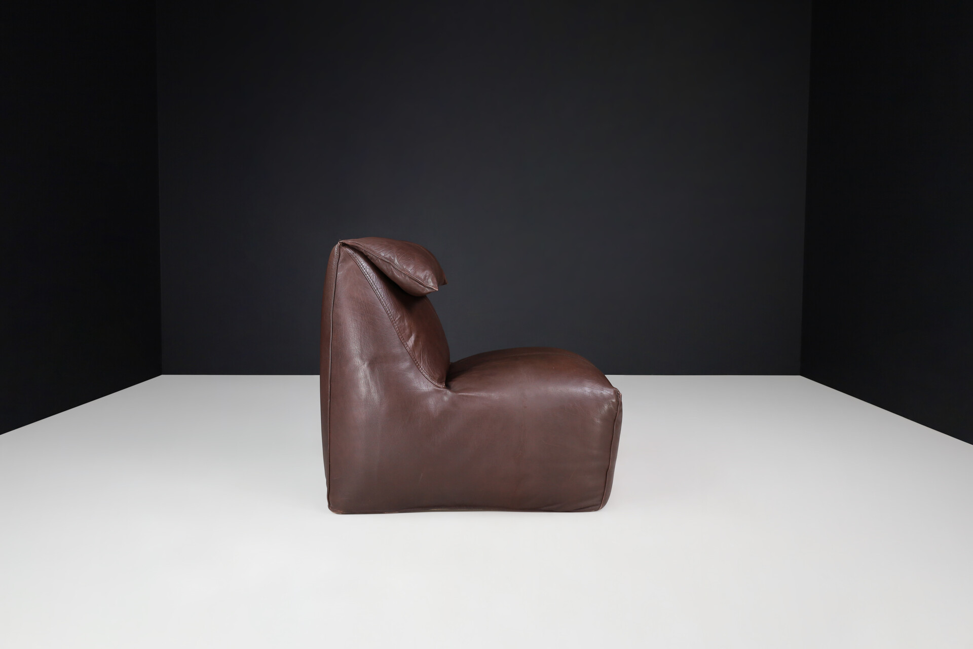 Mid century modern Le Bambole by Mario Bellini Leather Lounge Chair for B&B Italia 1975. Late-20th century