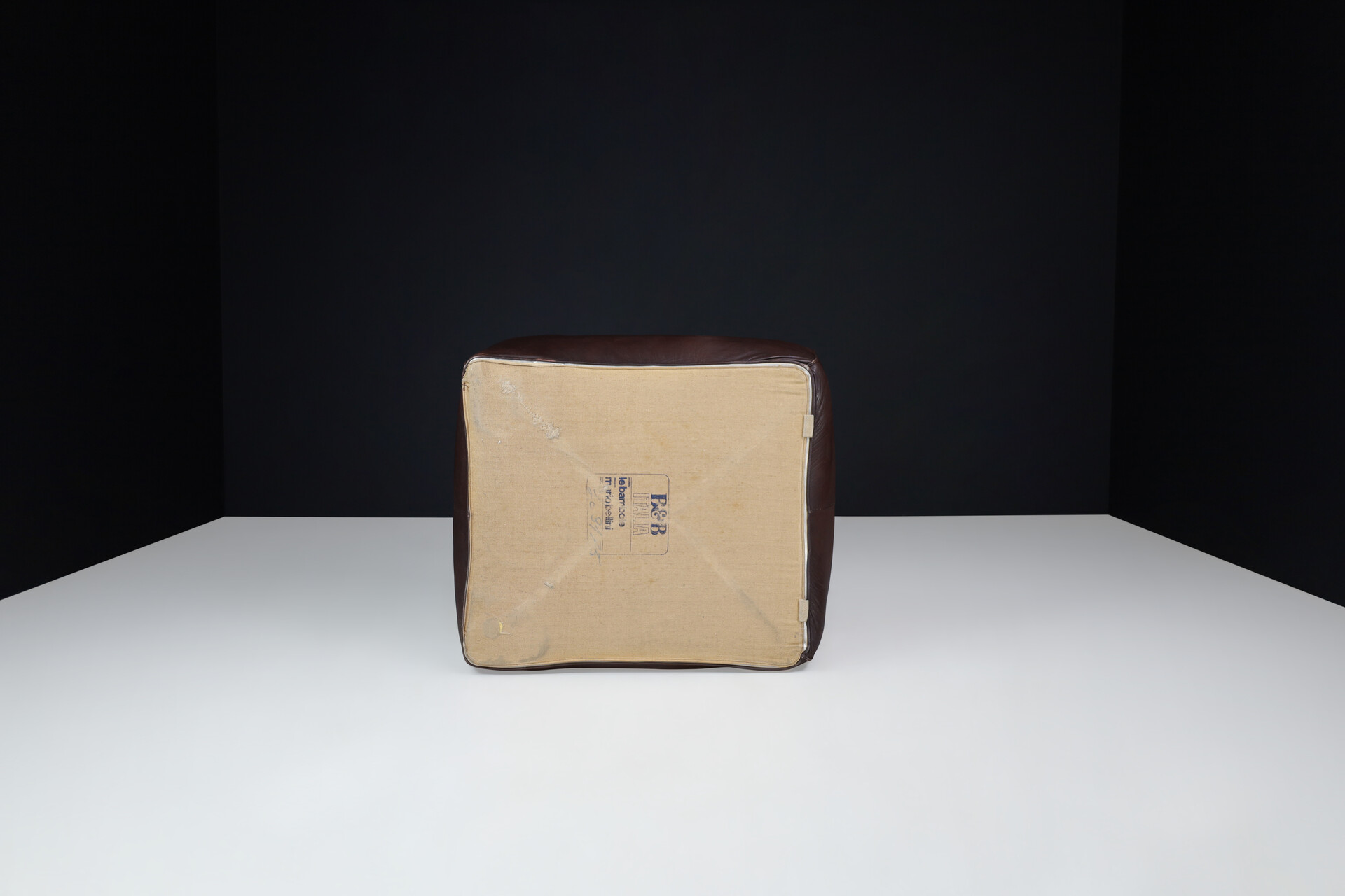 Mid century modern Le Bambole by Mario Bellini Leather Lounge Chair for B&B Italia 1975. Late-20th century