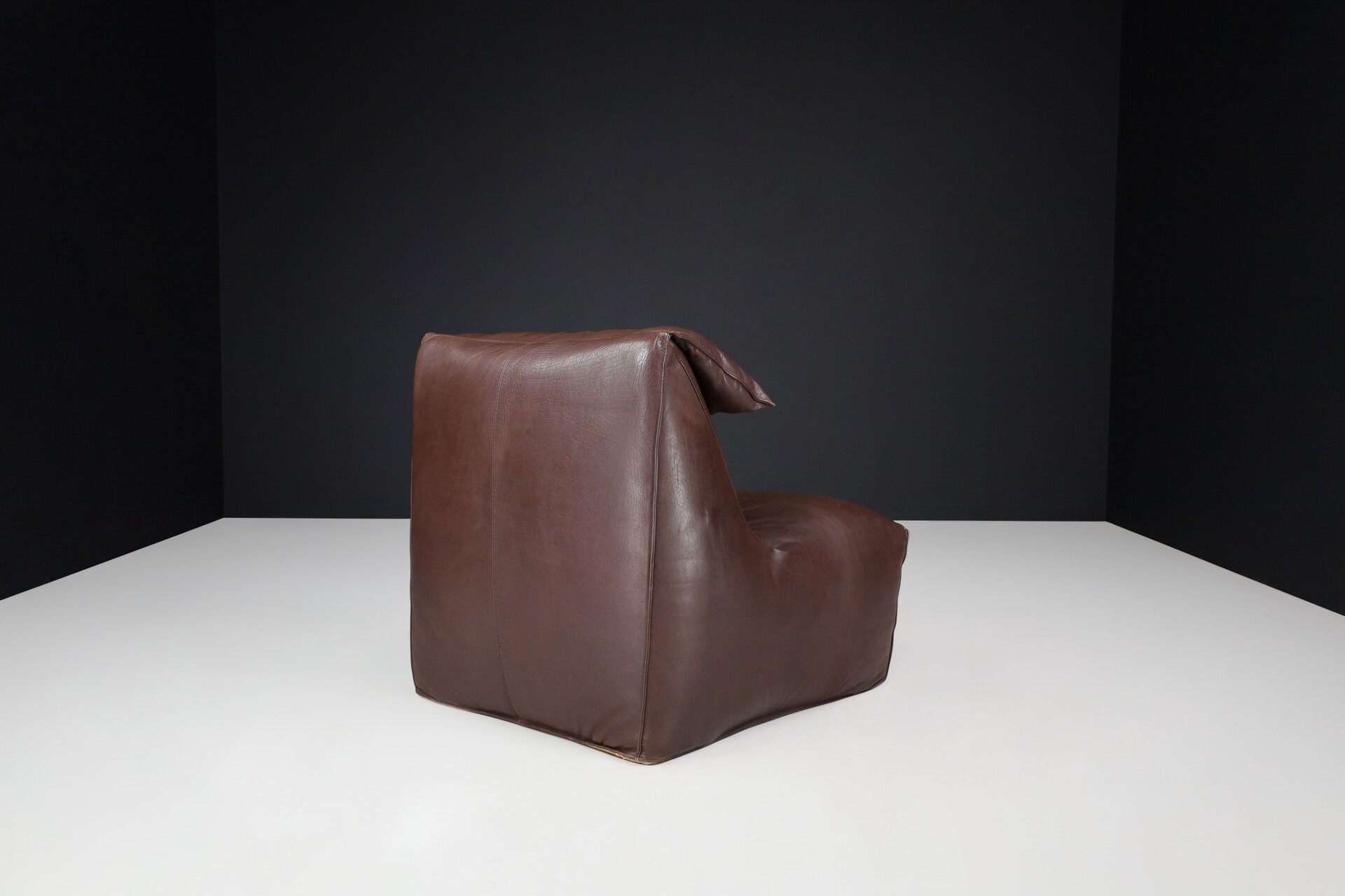 Mid century modern Le Bambole by Mario Bellini Leather Lounge Chair for B&B Italia 1975. Late-20th century