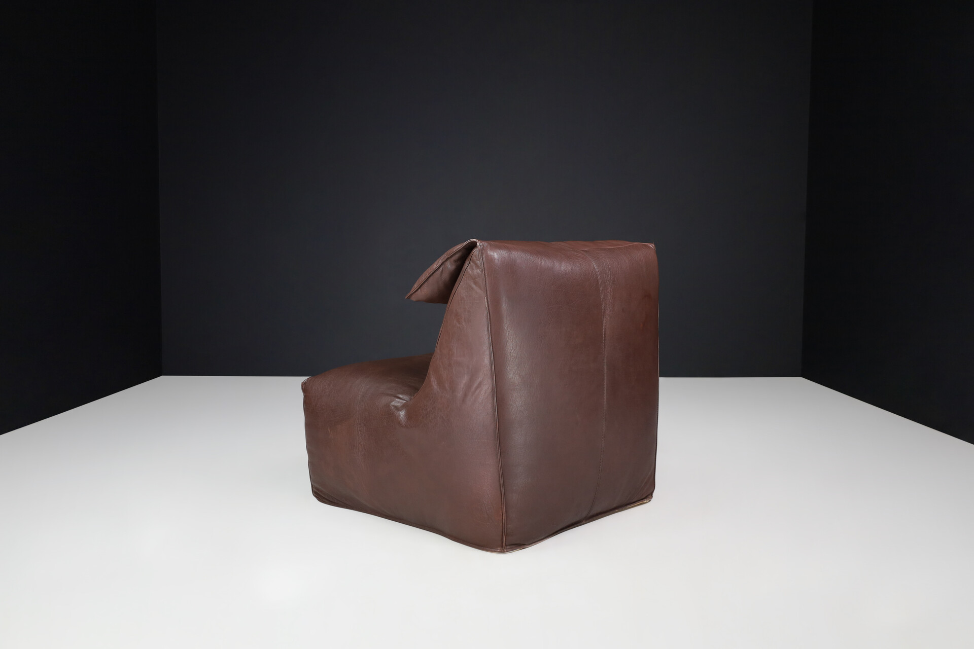 Mid century modern Le Bambole by Mario Bellini Leather Lounge Chair for B&B Italia 1975. Late-20th century