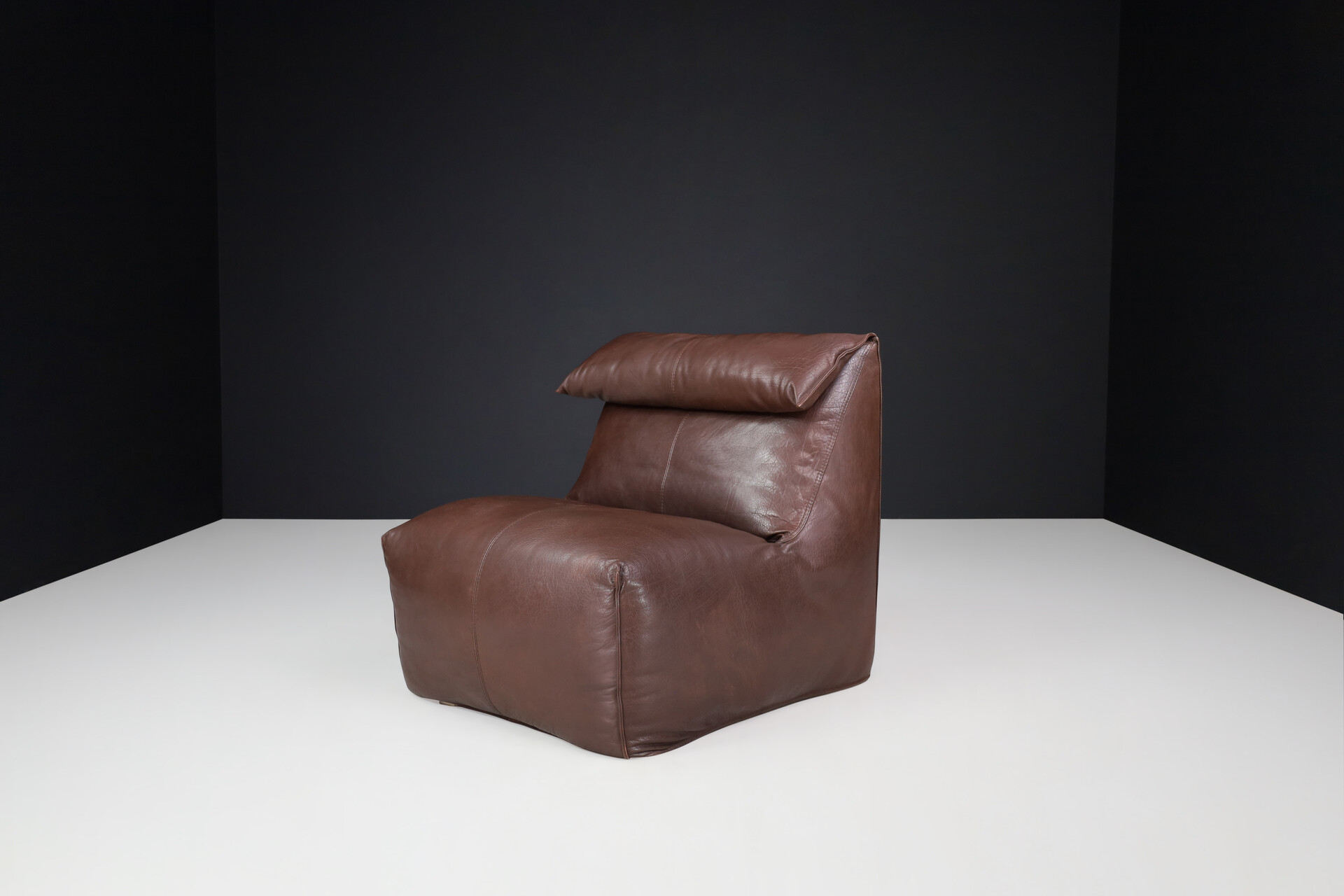 Mid century modern Le Bambole by Mario Bellini Leather Lounge Chair for B&B Italia 1975. Late-20th century