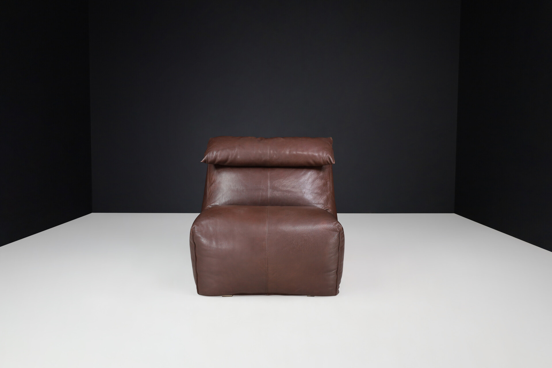 Mid century modern Le Bambole by Mario Bellini Leather Lounge Chair for B&B Italia 1975. Late-20th century