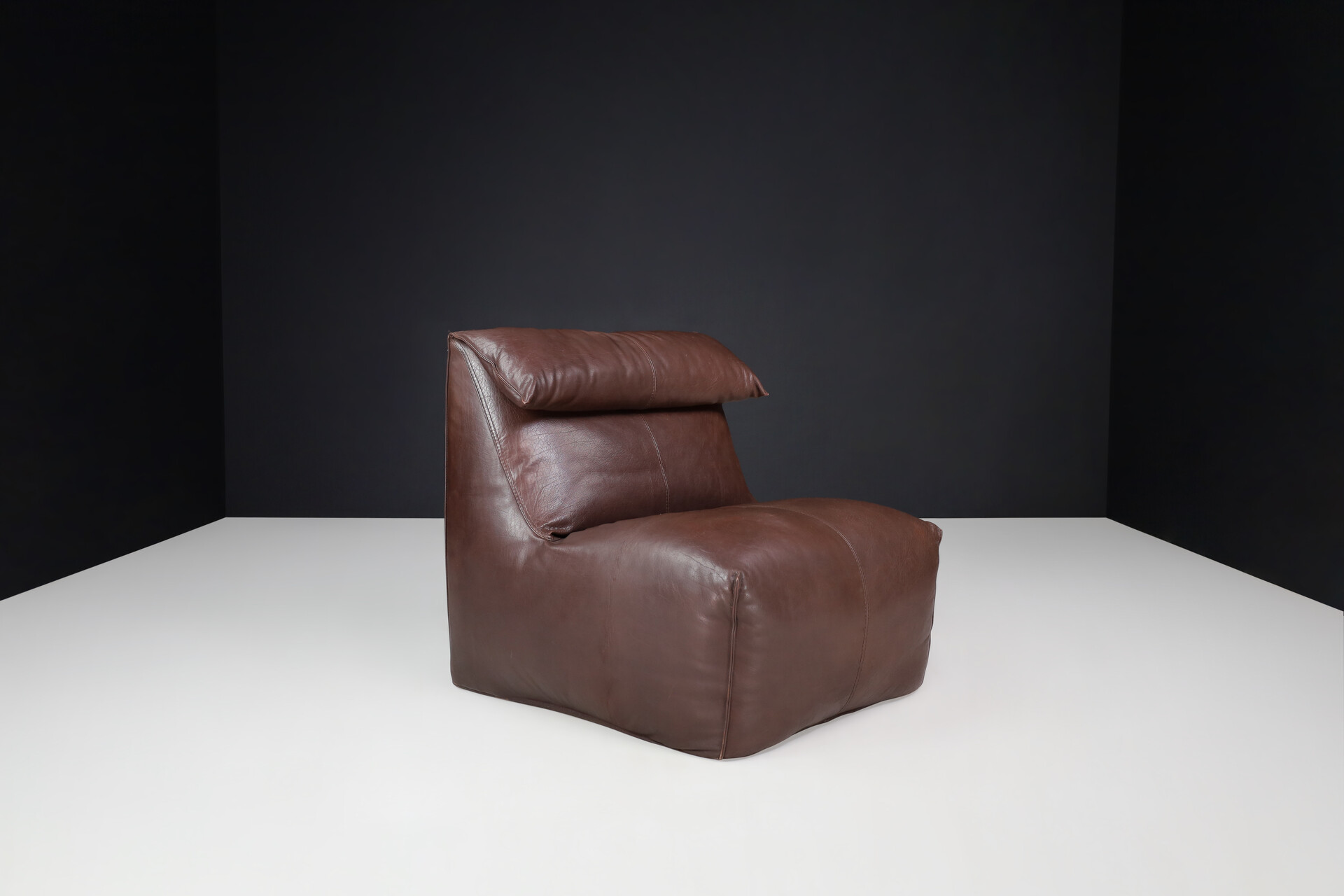 Mid century modern Le Bambole by Mario Bellini Leather Lounge Chair for B&B Italia 1975. Late-20th century