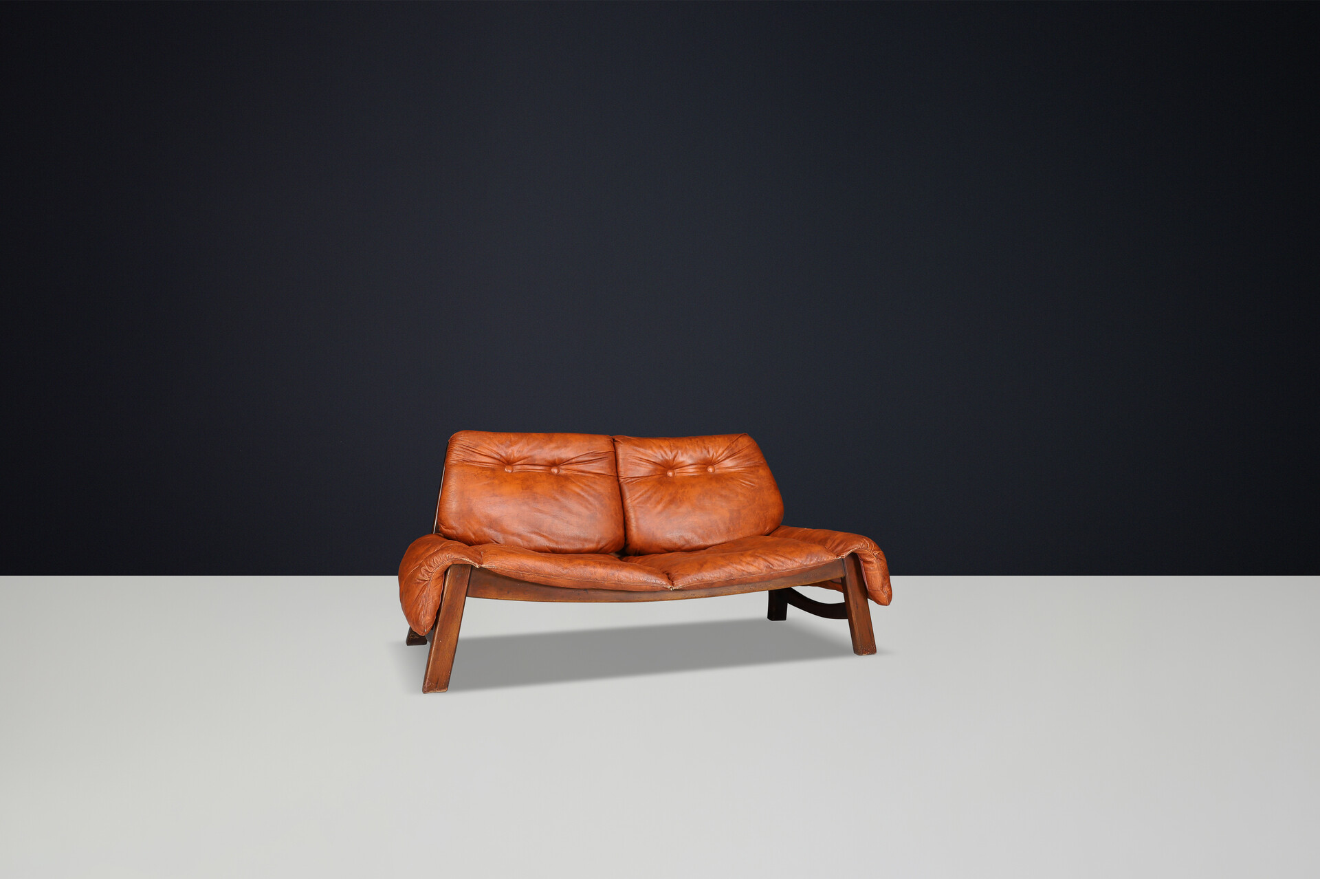 Mid century modern Leather And Wood Easy Lounge sofa, Italy 1960s Mid-20th century