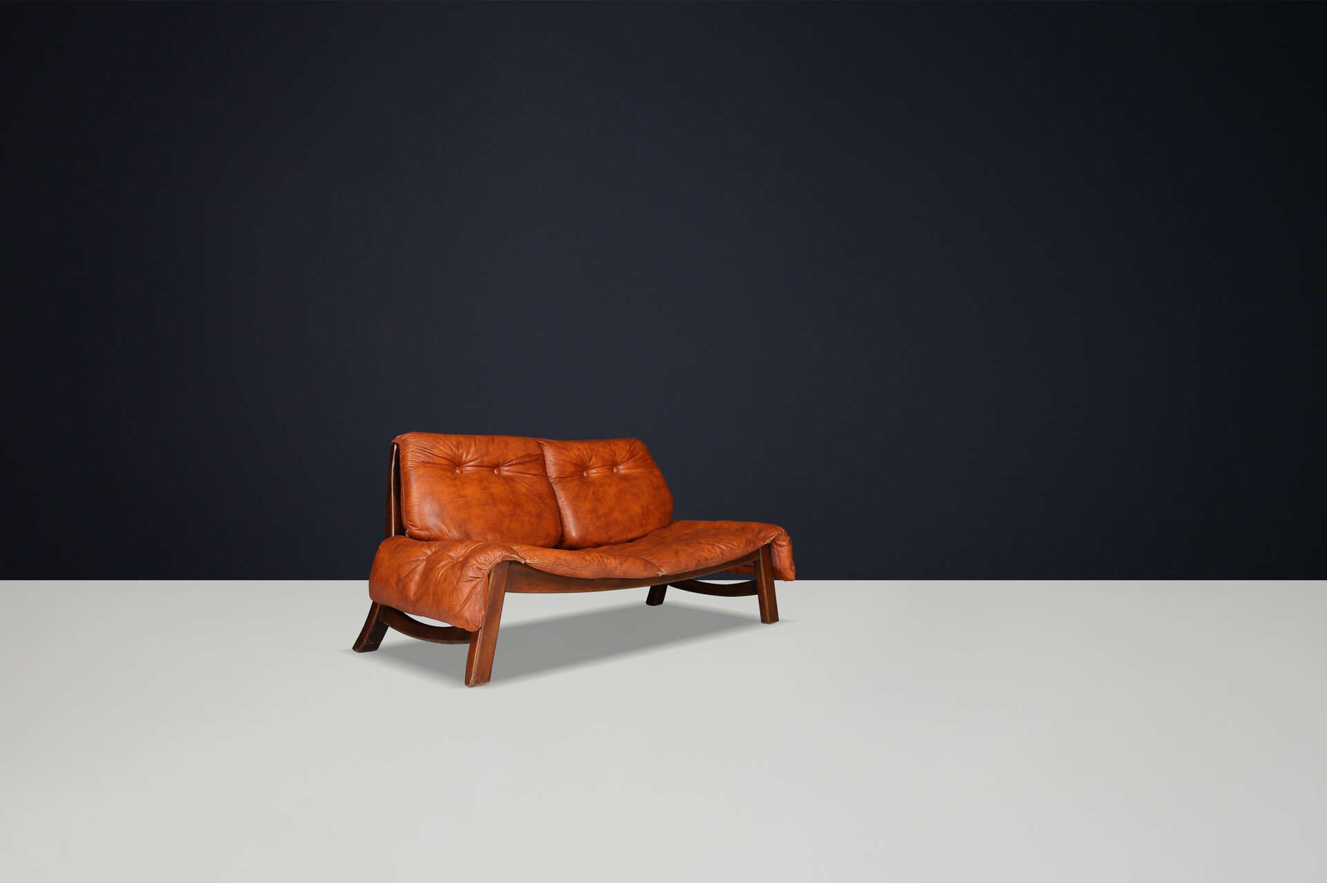 Mid century modern Leather And Wood Easy Lounge sofa, Italy 1960s Mid-20th century