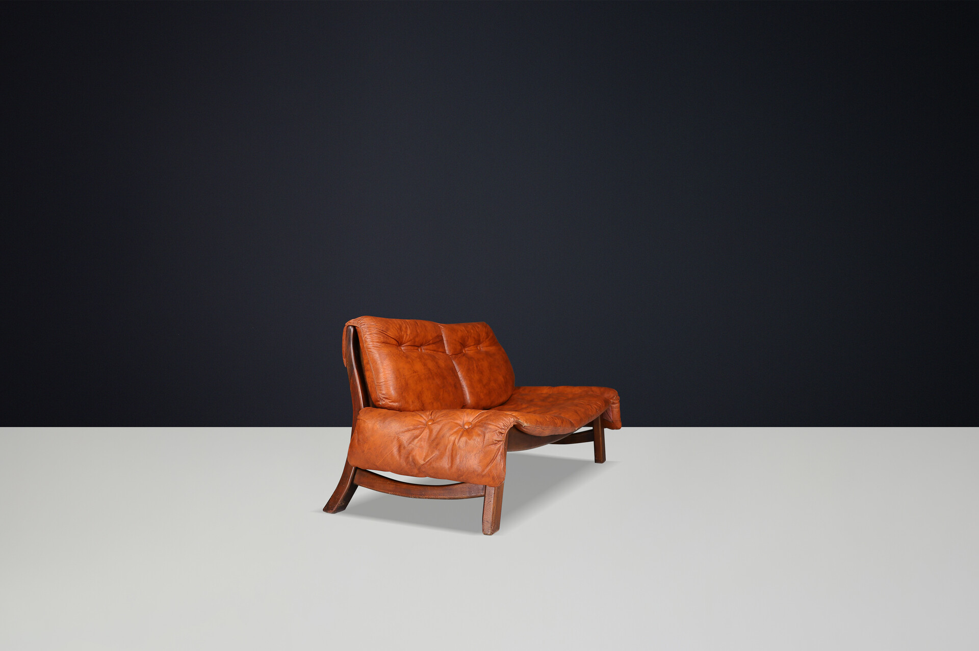 Mid century modern Leather And Wood Easy Lounge sofa, Italy 1960s Mid-20th century