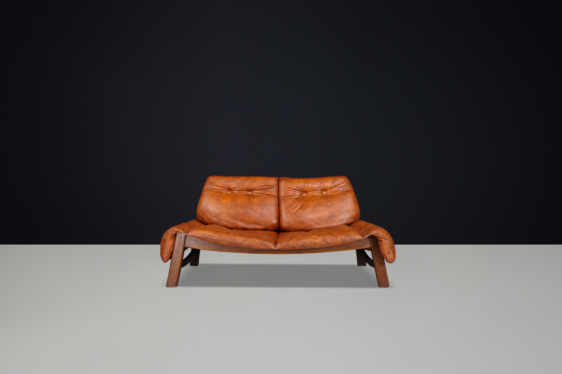 Mid century modern Leather And Wood Easy Lounge sofa, Italy 1960s Mid-20th century