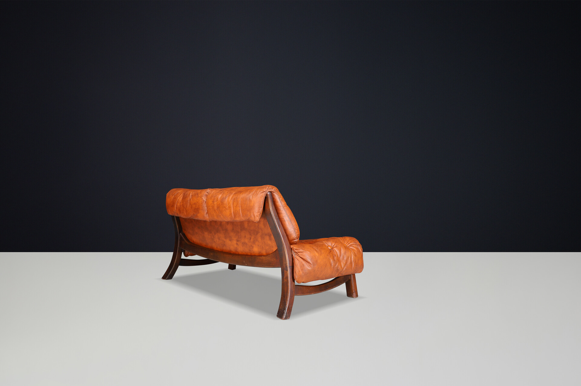 Mid century modern Leather And Wood Easy Lounge sofa, Italy 1960s Mid-20th century