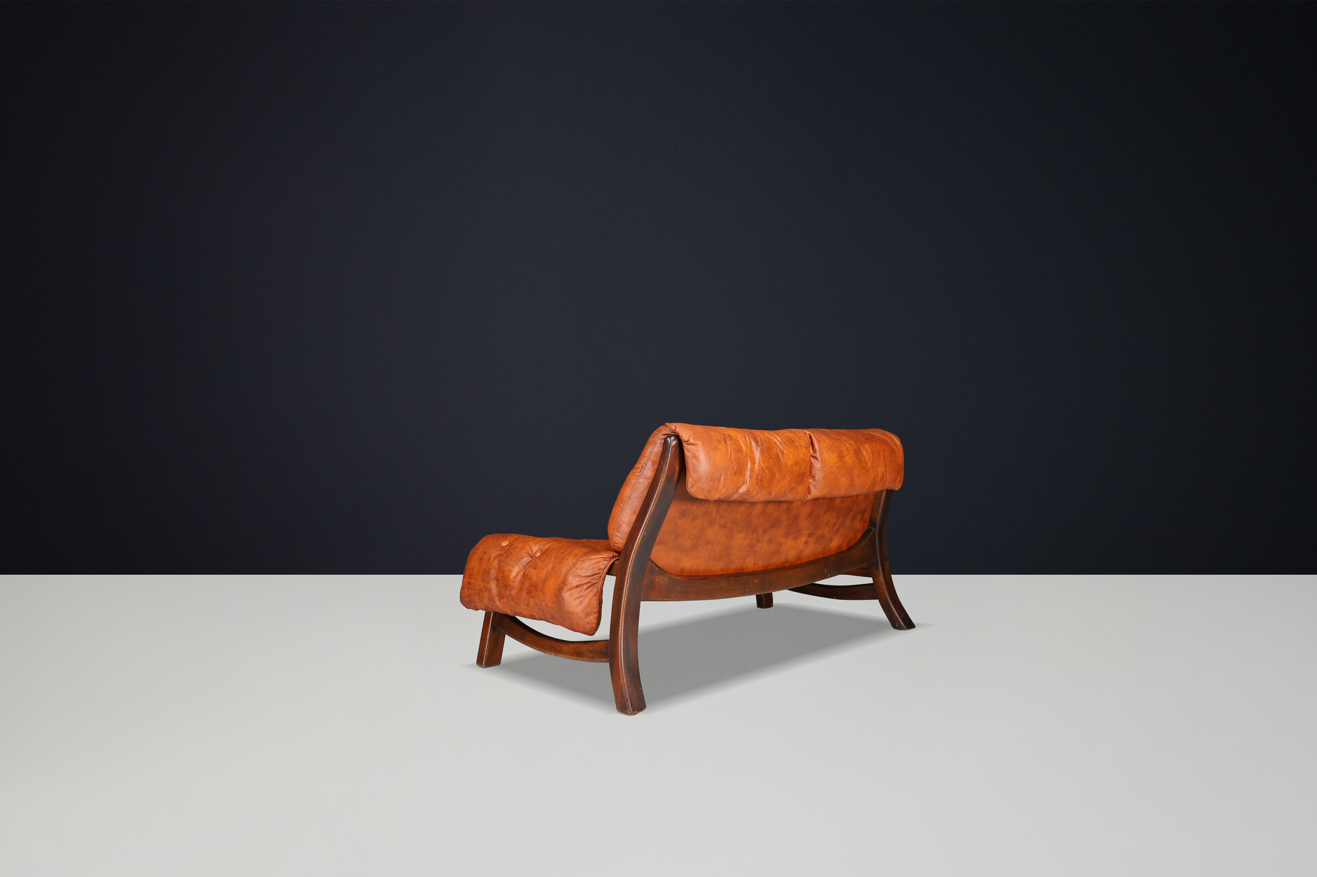 Mid century modern Leather And Wood Easy Lounge sofa, Italy 1960s Mid-20th century