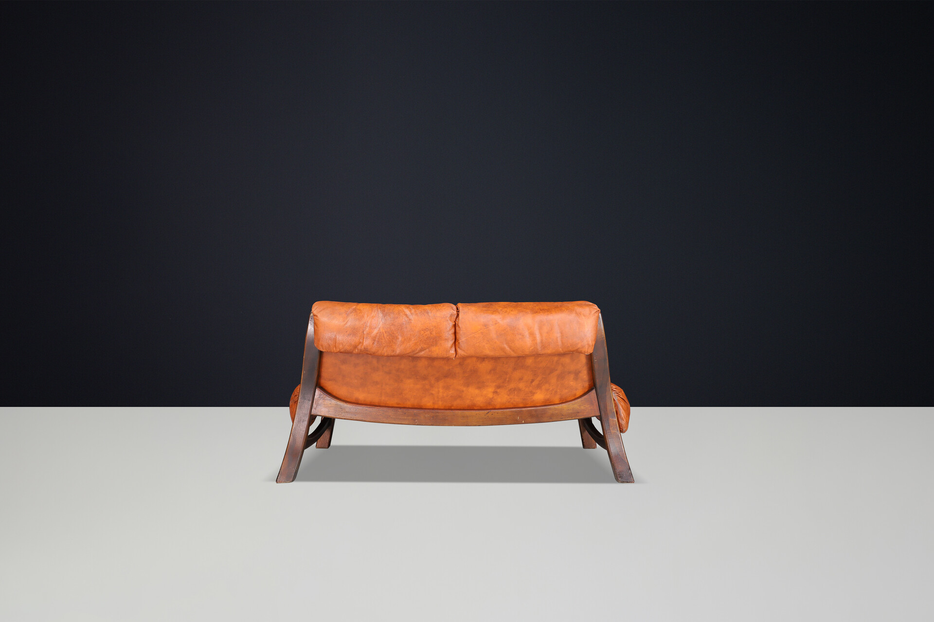 Mid century modern Leather And Wood Easy Lounge sofa, Italy 1960s Mid-20th century