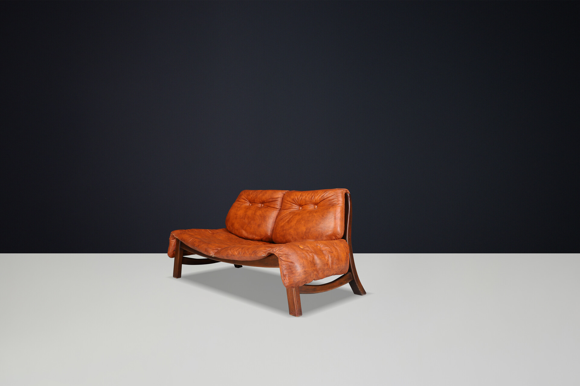 Mid century modern Leather And Wood Easy Lounge sofa, Italy 1960s Mid-20th century
