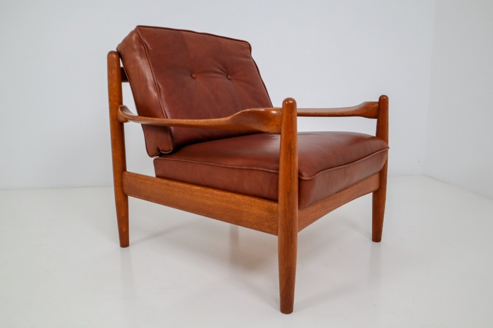 Mid century modern Leather Armchair and ottomann Mid-20th century
