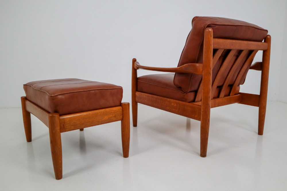 Mid century modern Leather Armchair and ottomann Mid-20th century