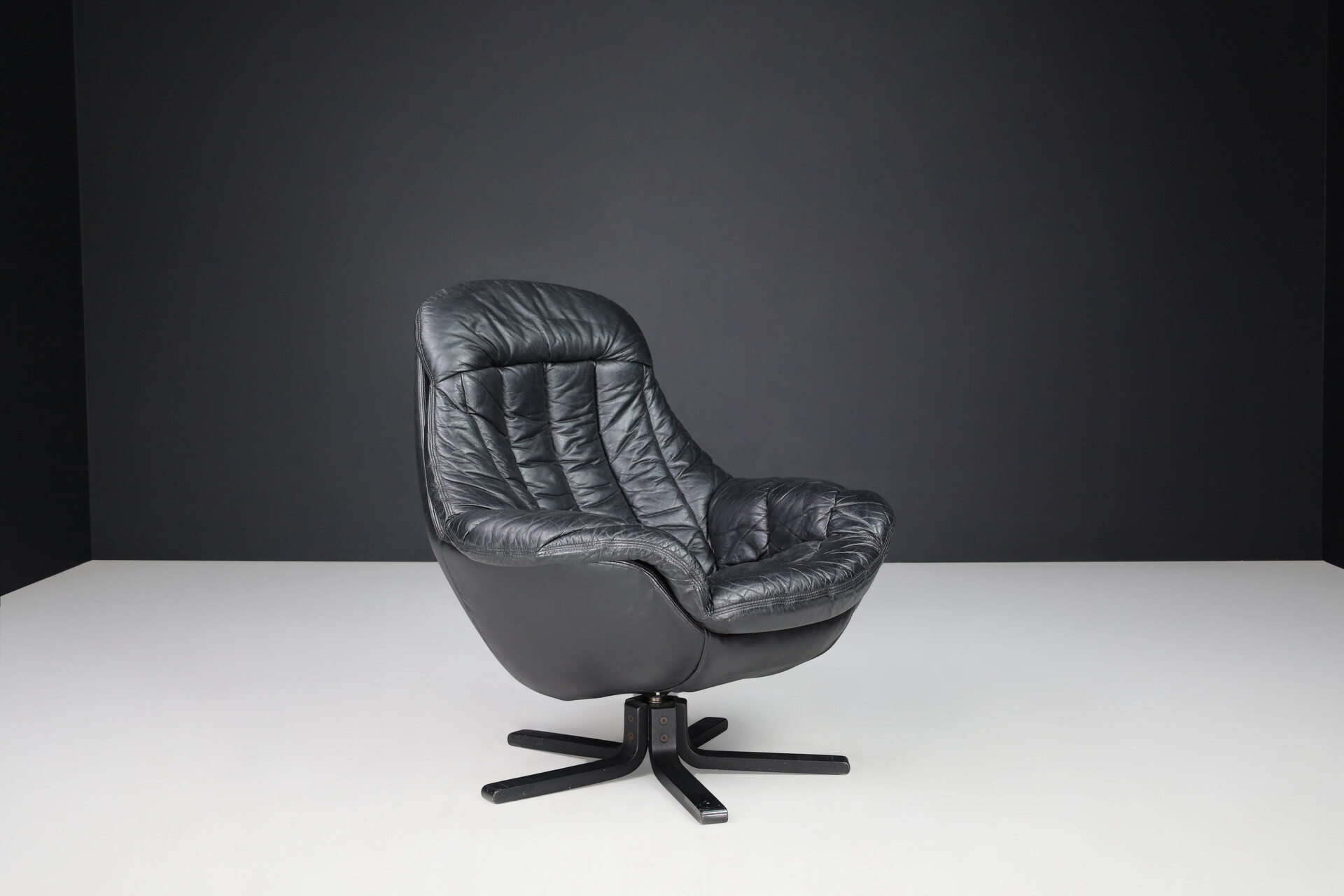 Mid century modern Leather Egg Chairs for Bramia by H.W. Klein, Denmark 1970s Mid-20th century