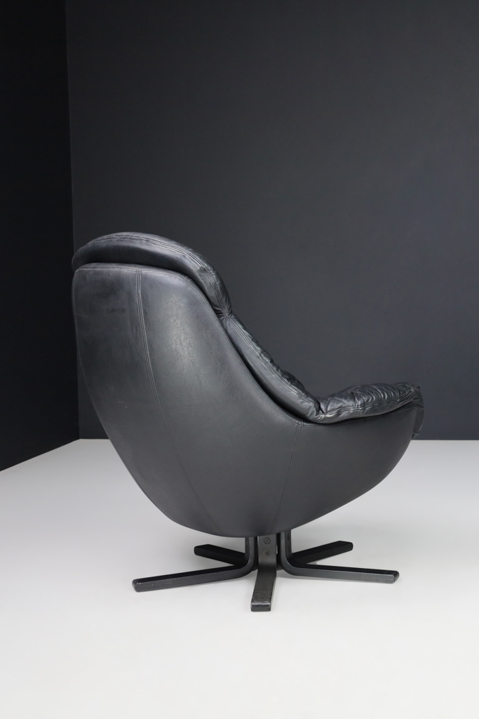 Mid century modern Leather Egg Chairs for Bramia by H.W. Klein, Denmark 1970s Mid-20th century