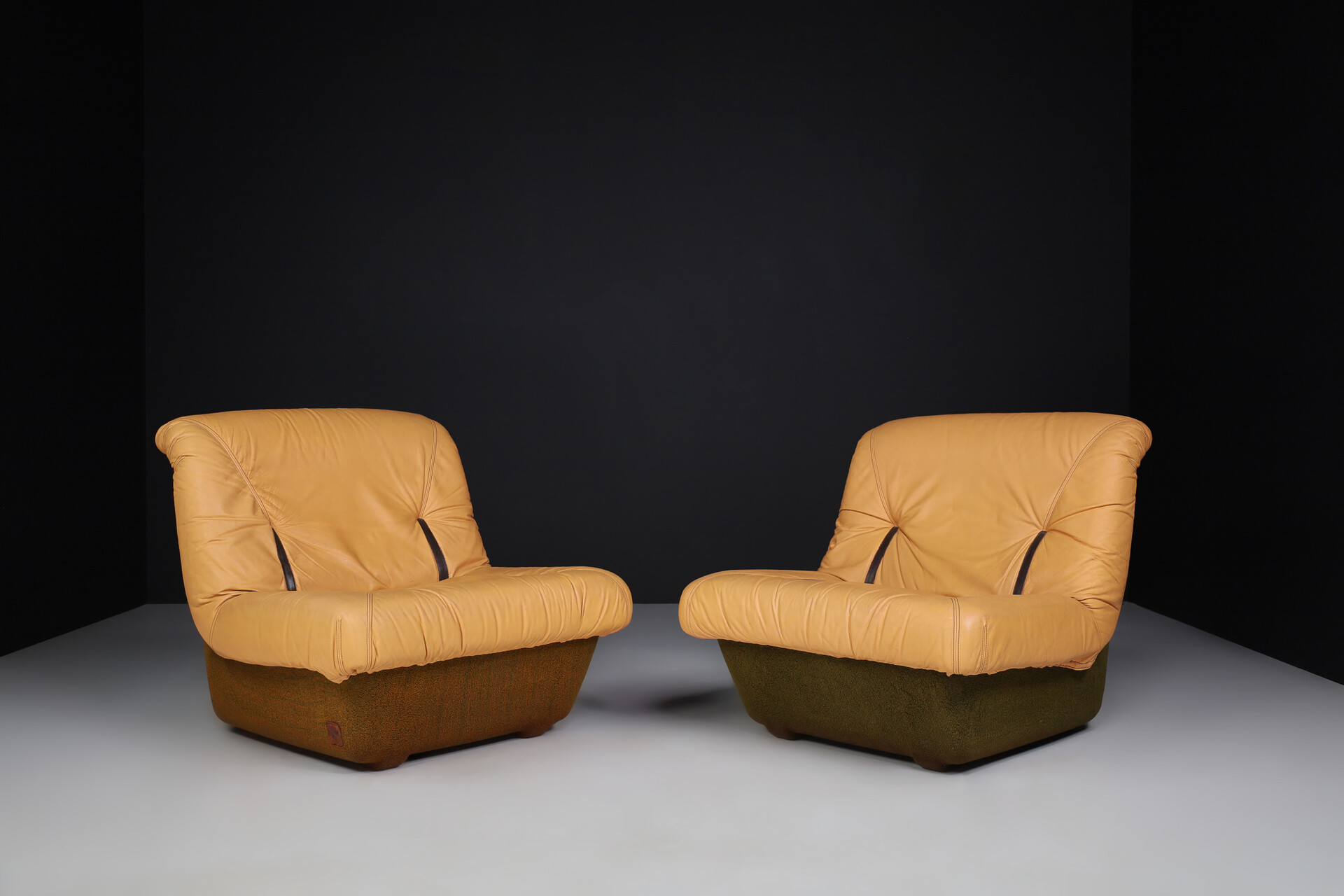 Mid century modern Leather Lounge Chair by Lev & Lev, Italy 1970s Mid-20th century