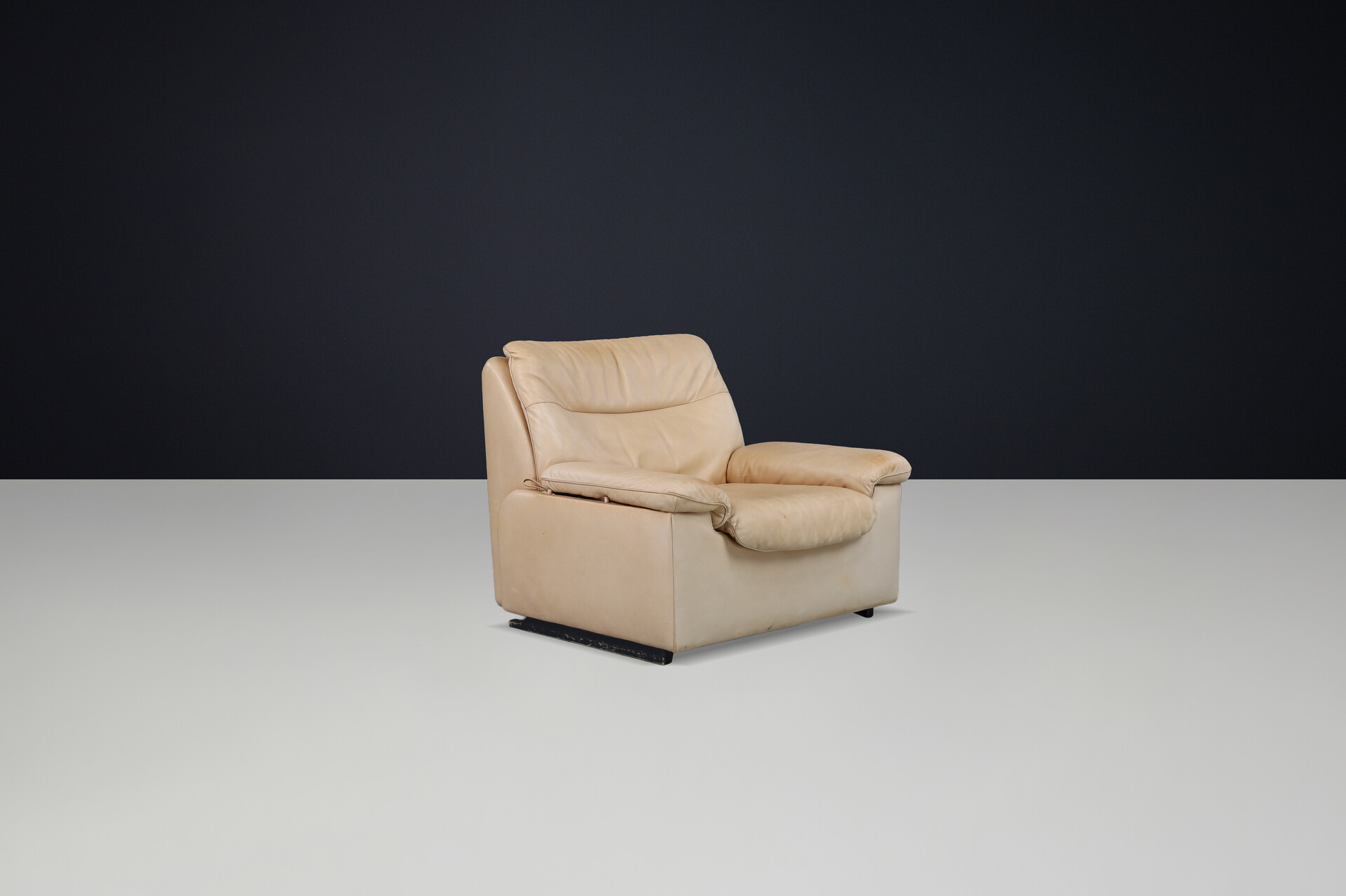 Mid century modern Leather lounge Chair De Sede Ds 63, Switzerland 1970s Late-20th century