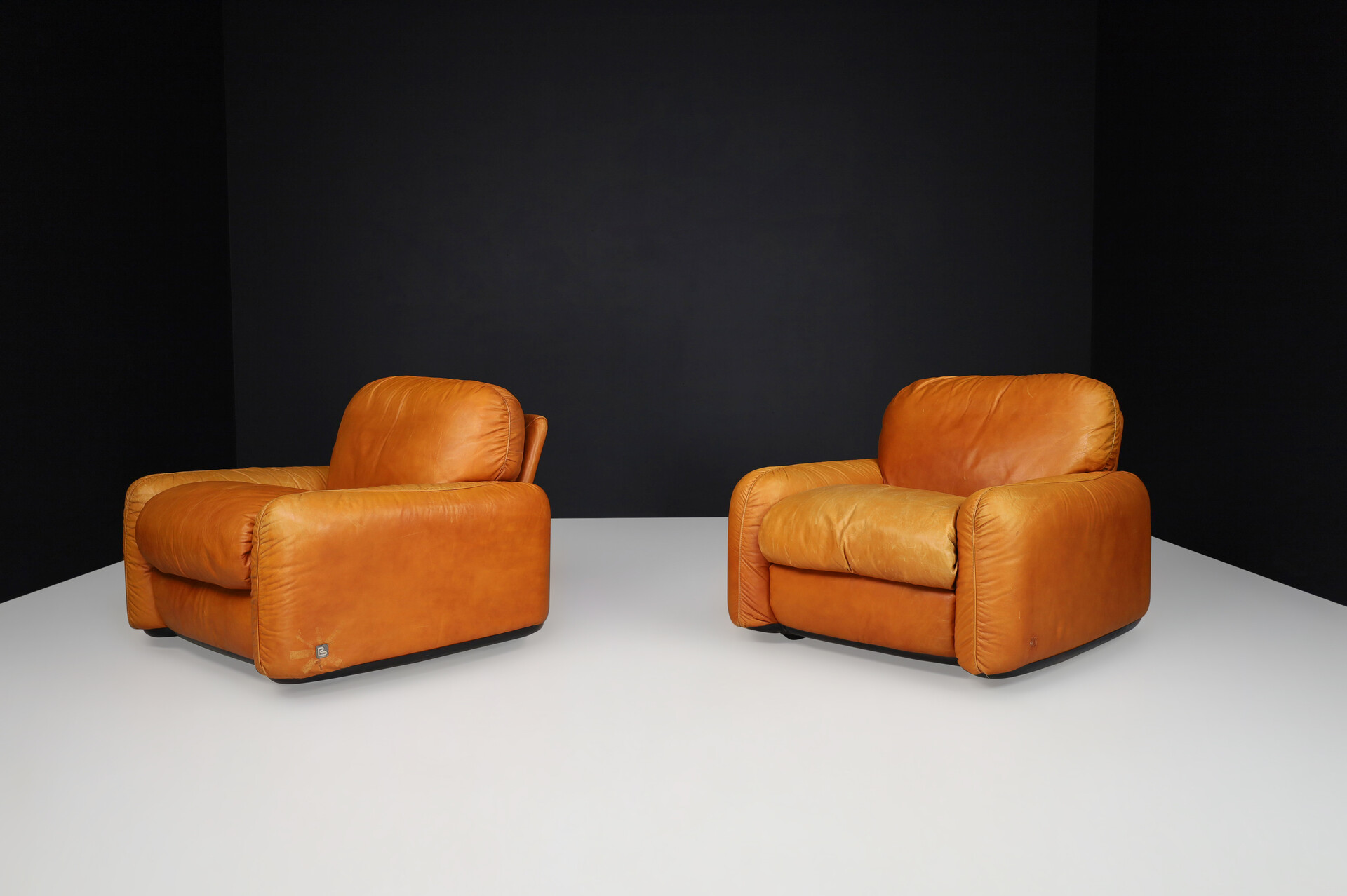 Mid century modern Leather Lounge chairs By Arrigo Arrigoni For Busnelli, Italy1970s. Late-20th century