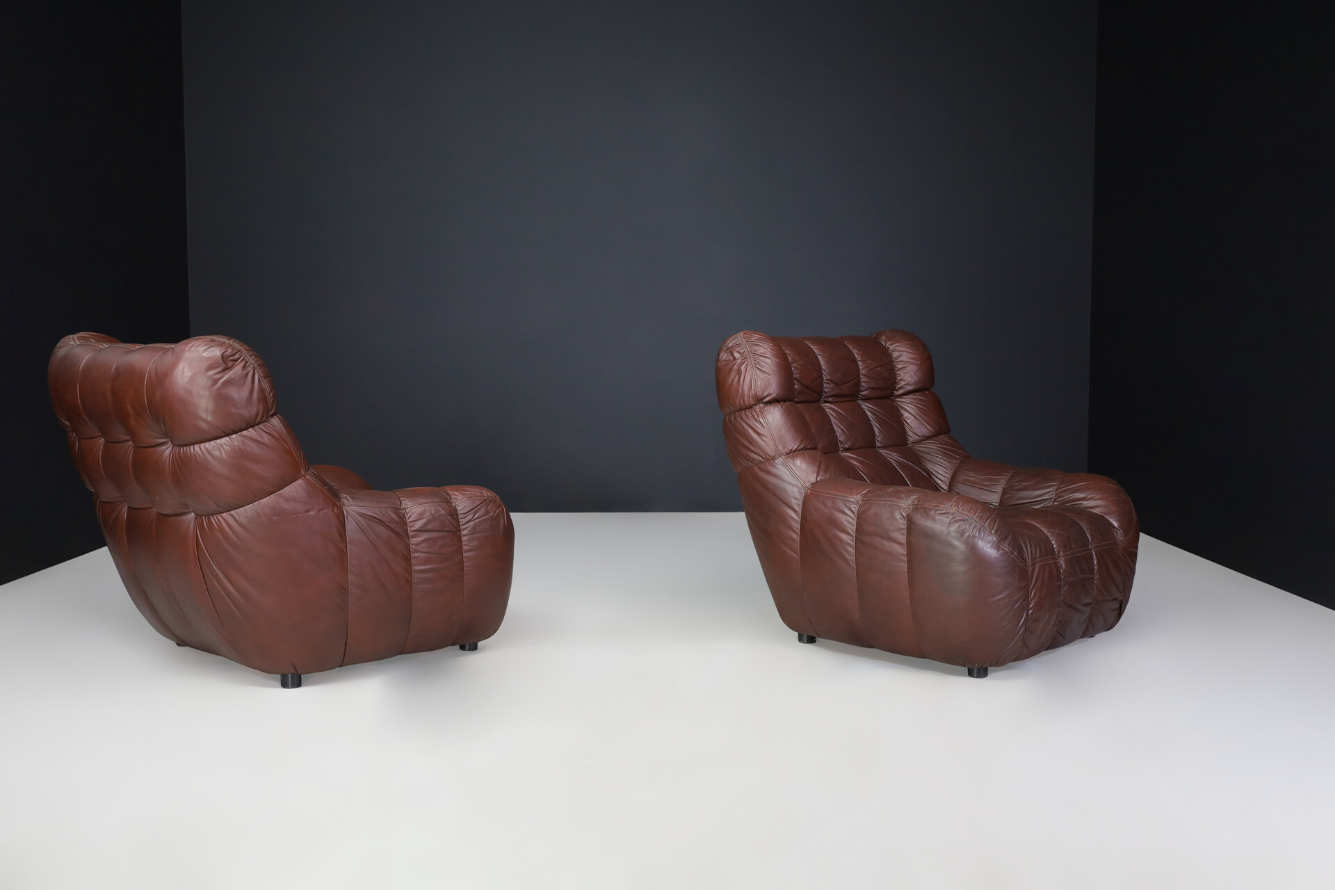 Mid century modern Leather lounge chairs, France 1970s Late-20th century