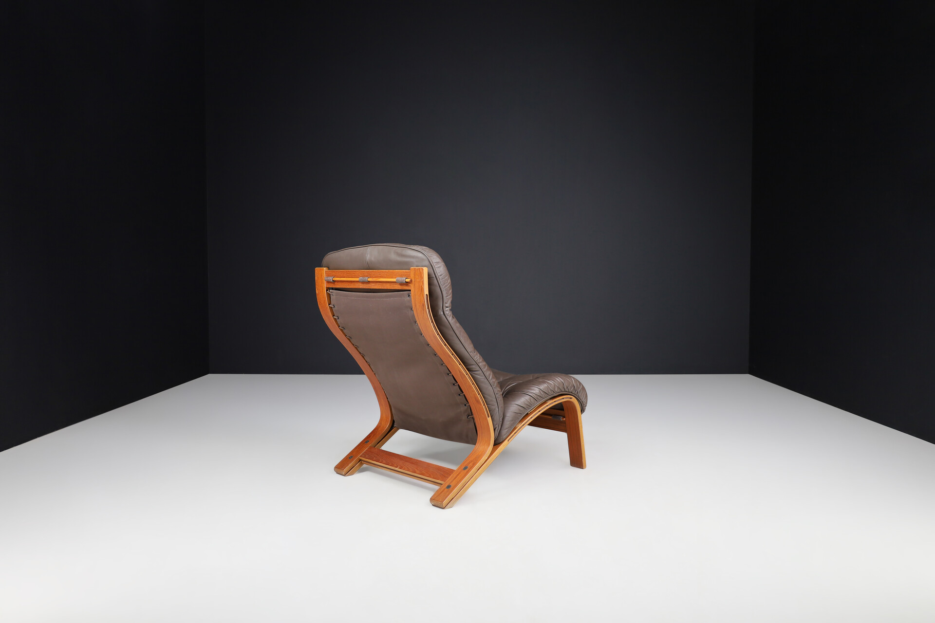 Mid century modern Leather lounge chairs, The Netherlands 1970s Late-20th century