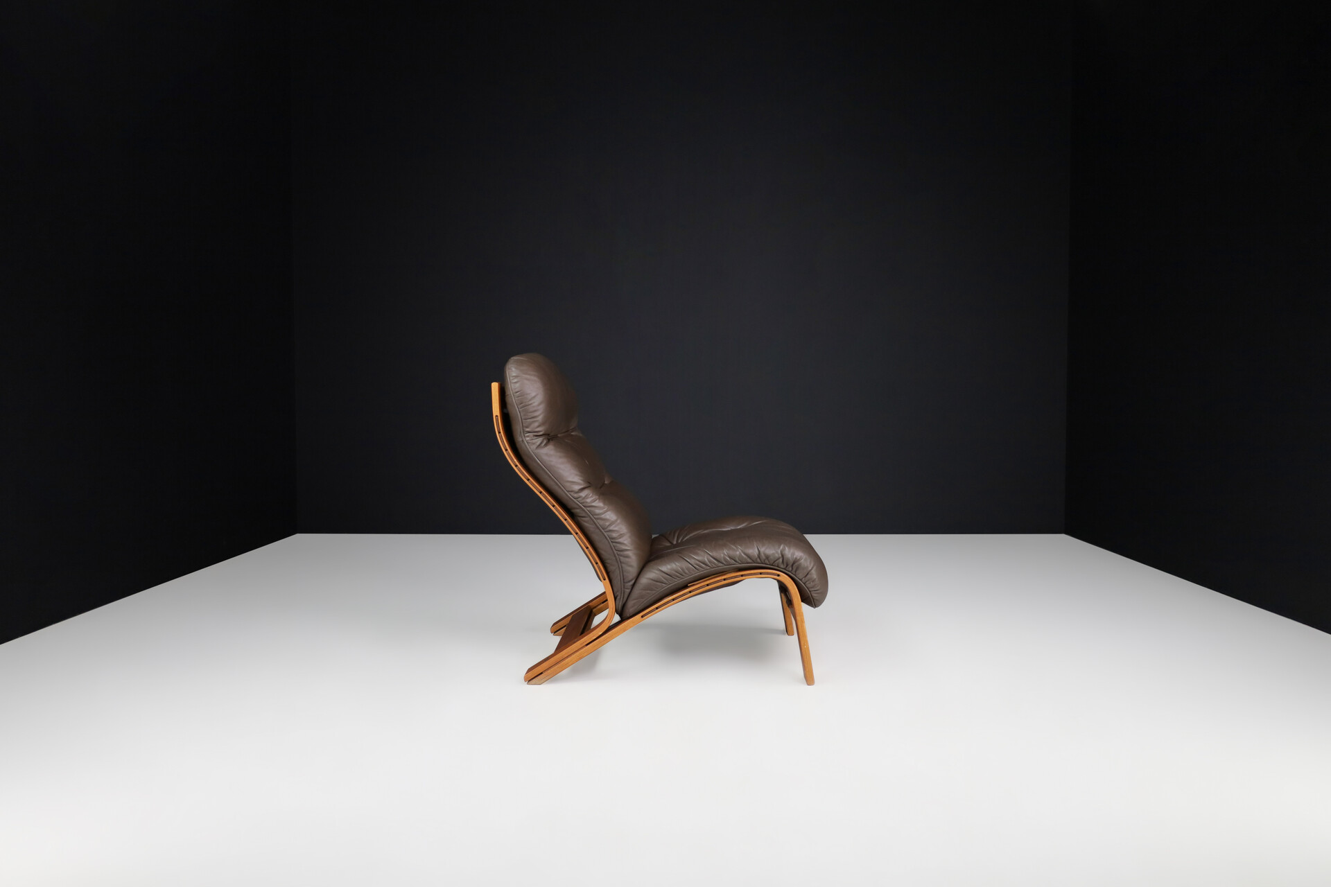 Mid century modern Leather lounge chairs, The Netherlands 1970s Late-20th century