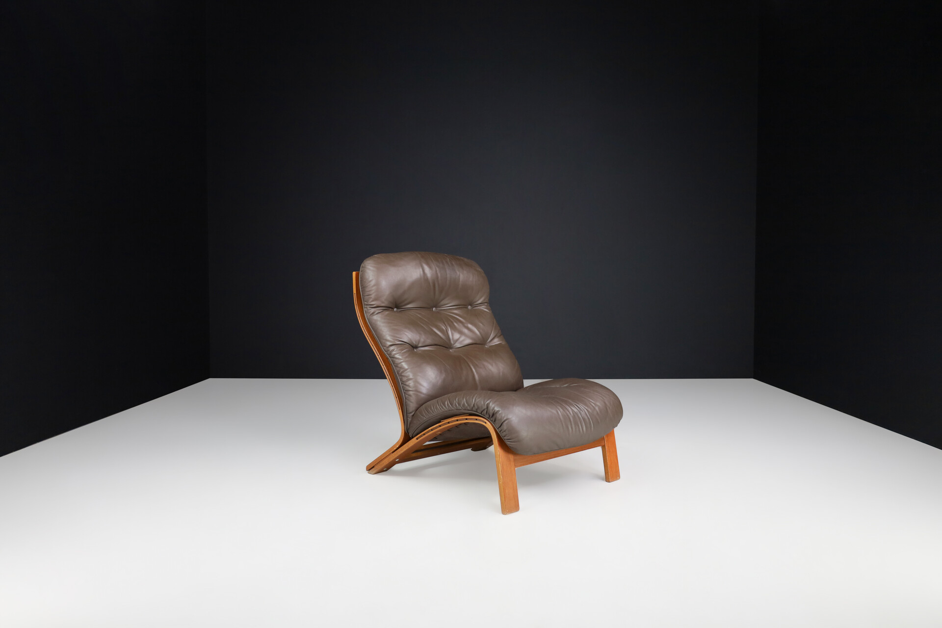 Mid century modern Leather lounge chairs, The Netherlands 1970s Late-20th century