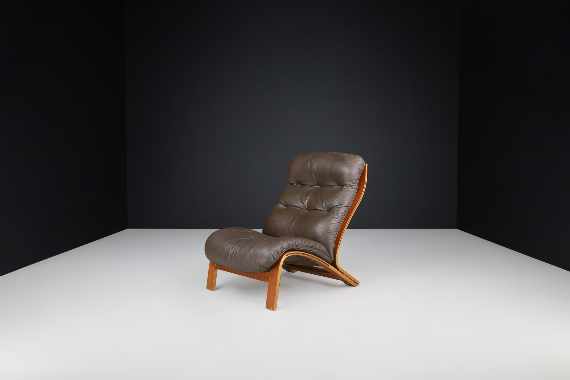 Mid century modern Leather lounge chairs, The Netherlands 1970s Late-20th century