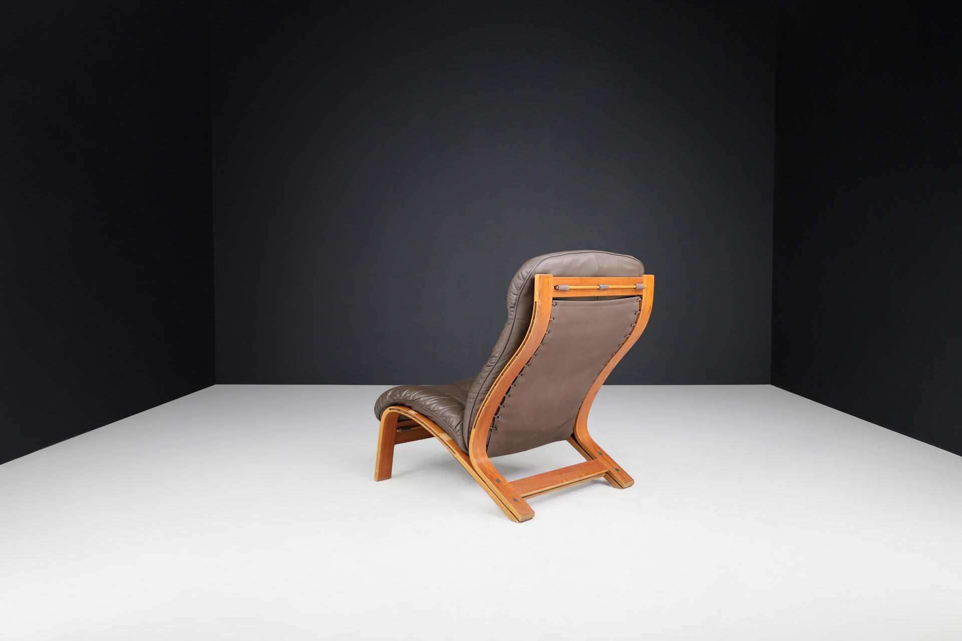 Mid century modern Leather lounge chairs, The Netherlands 1970s Late-20th century