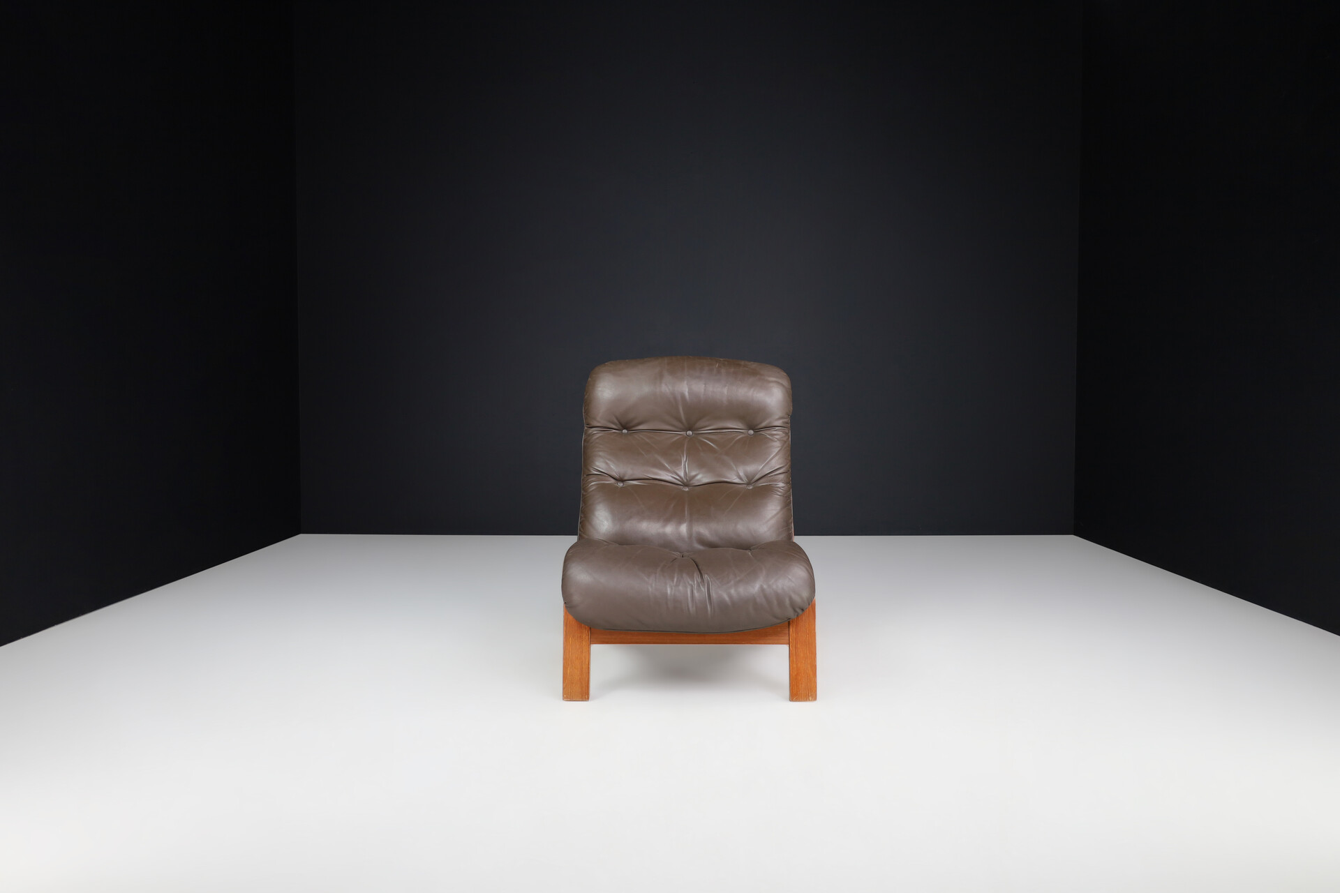 Mid century modern Leather lounge chairs, The Netherlands 1970s Late-20th century