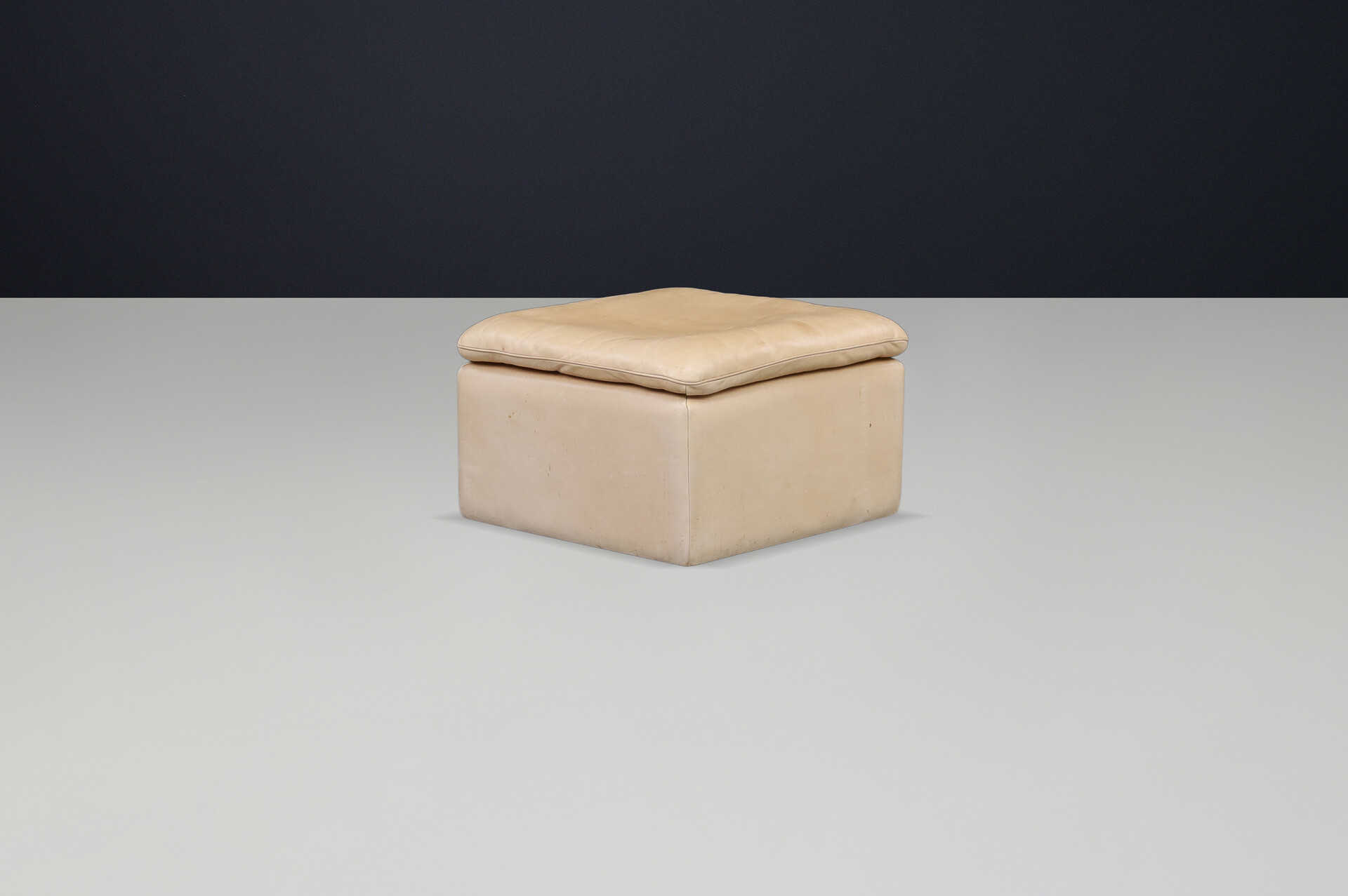 Mid century modern Leather ottomann De Sede Ds 63, Switzerland 1970s Late-20th century