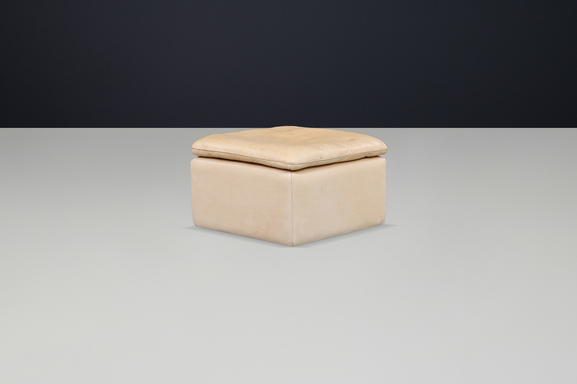 Mid century modern Leather ottomann De Sede Ds 63, Switzerland 1970s Late-20th century