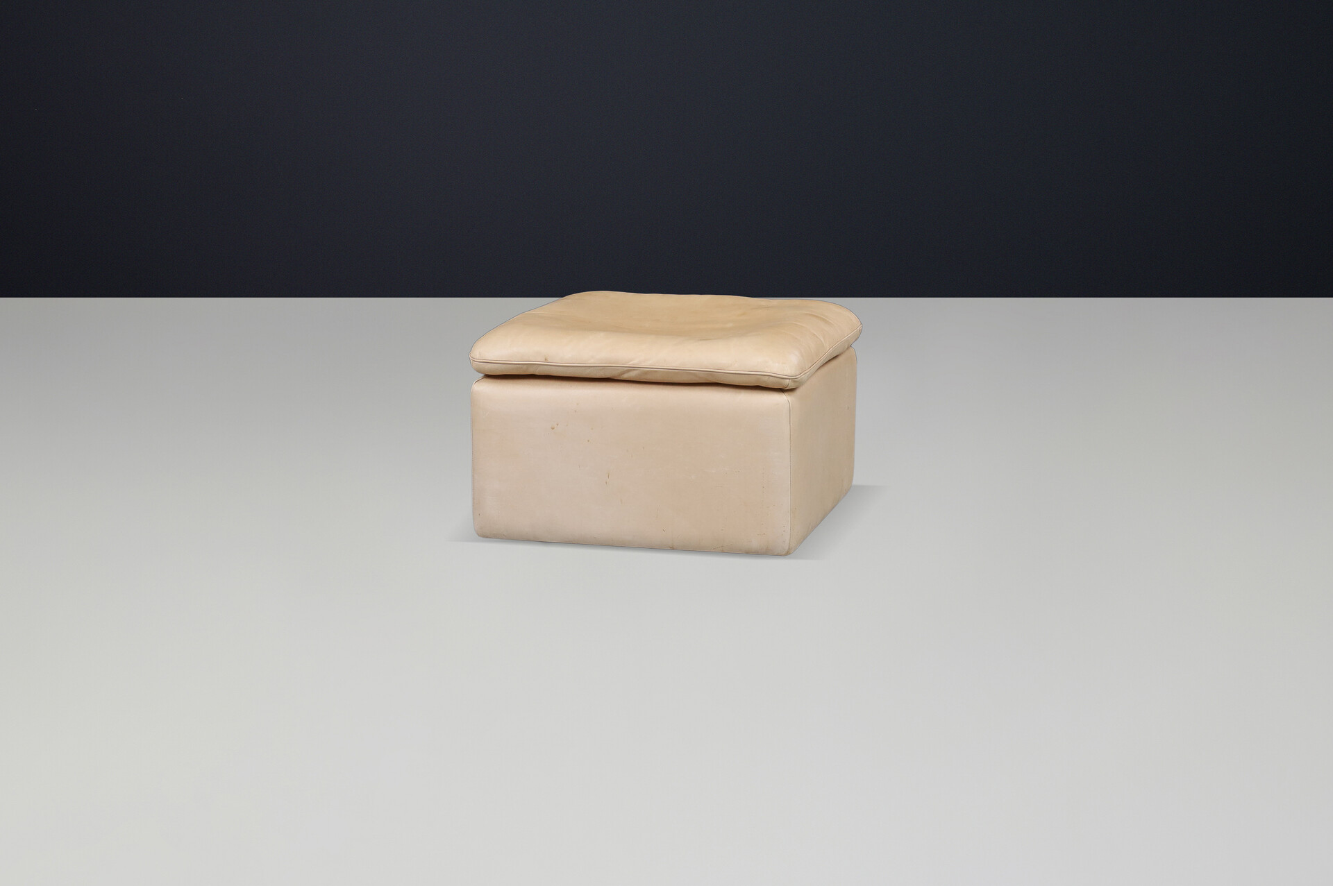 Mid century modern Leather ottomann De Sede Ds 63, Switzerland 1970s Late-20th century