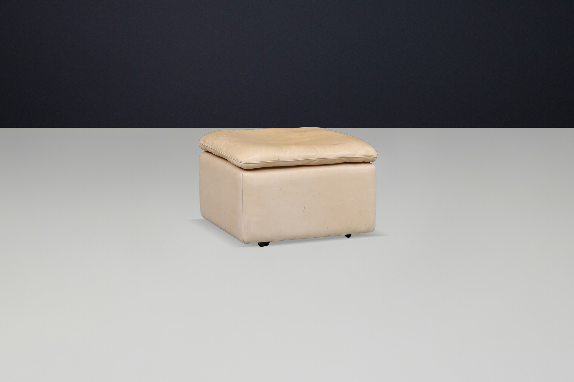 Mid century modern Leather ottomann De Sede Ds 63, Switzerland 1970s Late-20th century