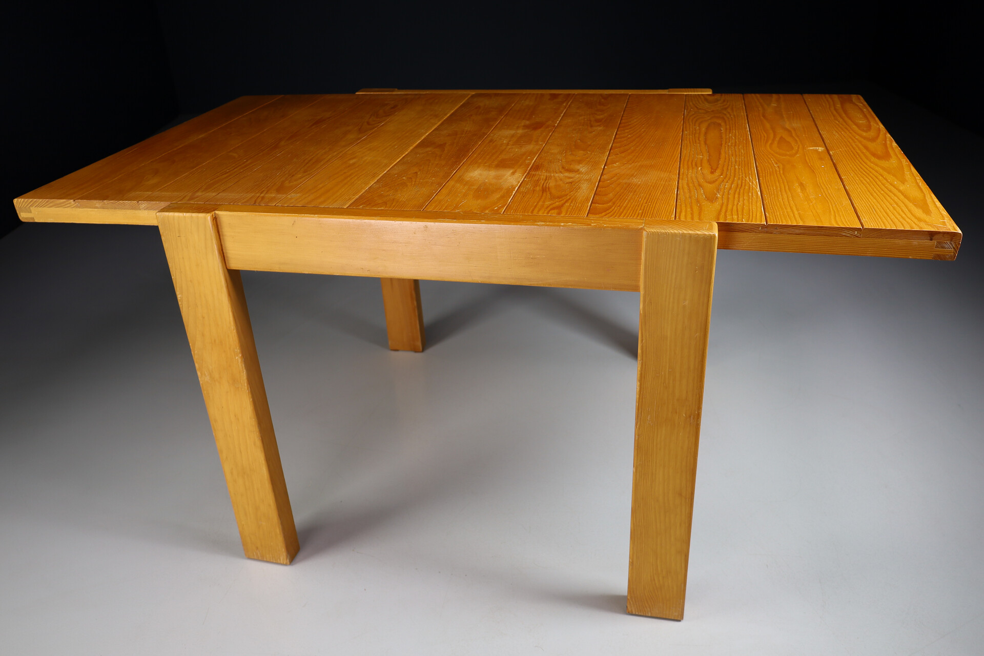 Mid century modern Les Arcs Extendable Pine Dining Table by Charlotte Perriand, France 1960s Mid-20th century