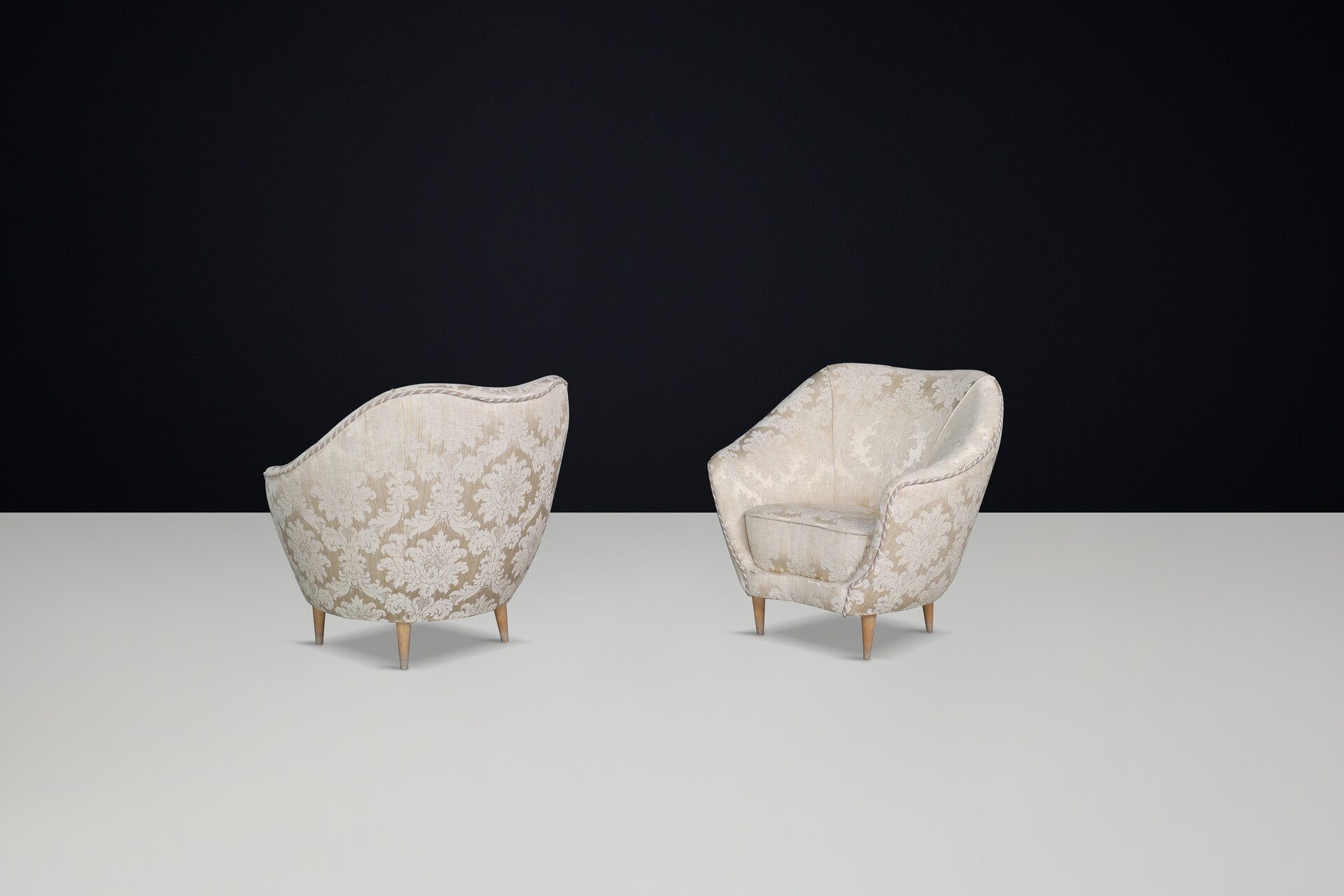 Mid century modern Lounge chairs Federico Munari in Orginal champagne color upholstery, Italy 1950s Mid-20th century