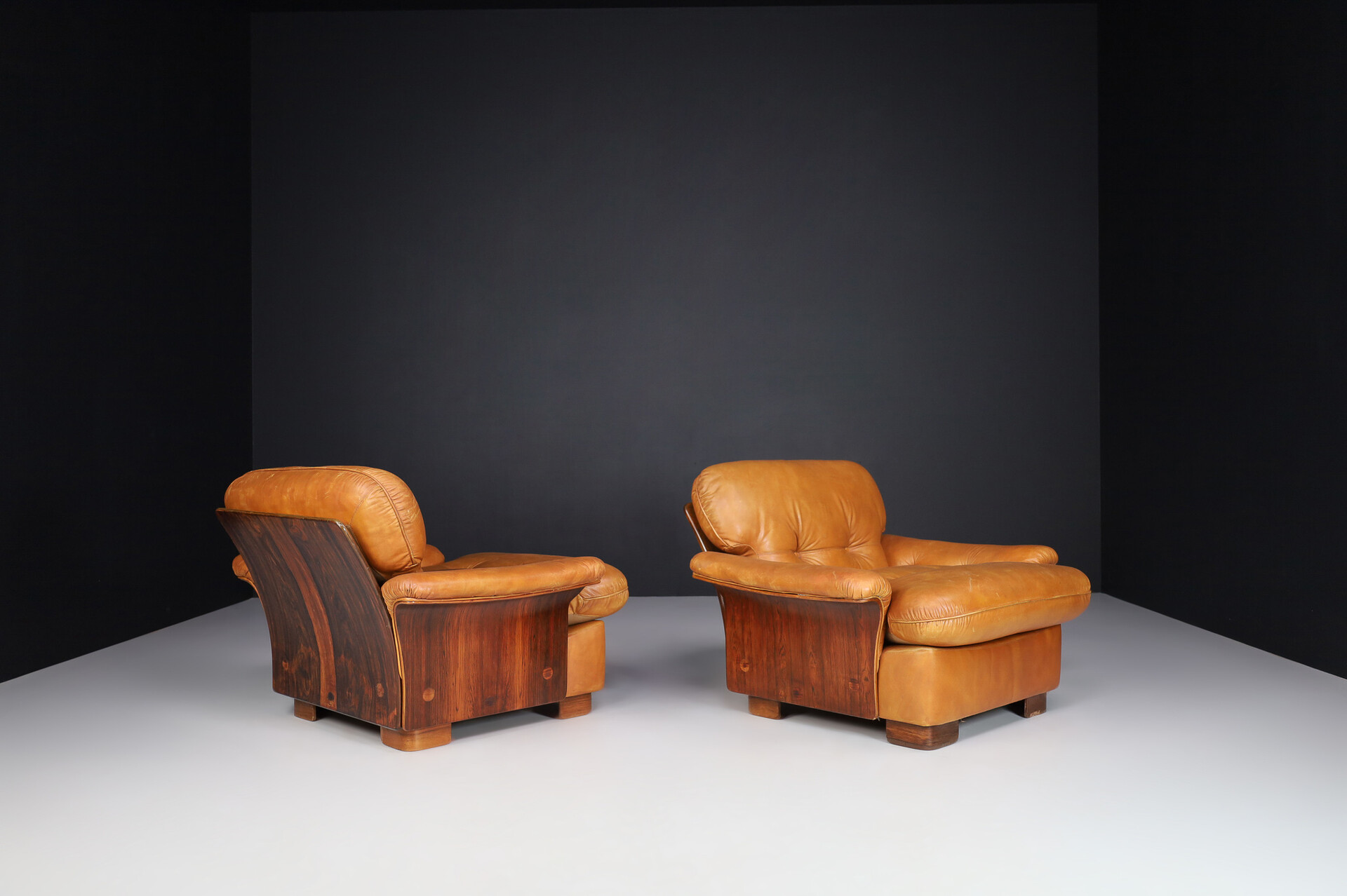 Mid century modern Lounge chairs In Cognac Leather And Bentwood, Italy 1960s Mid-20th century