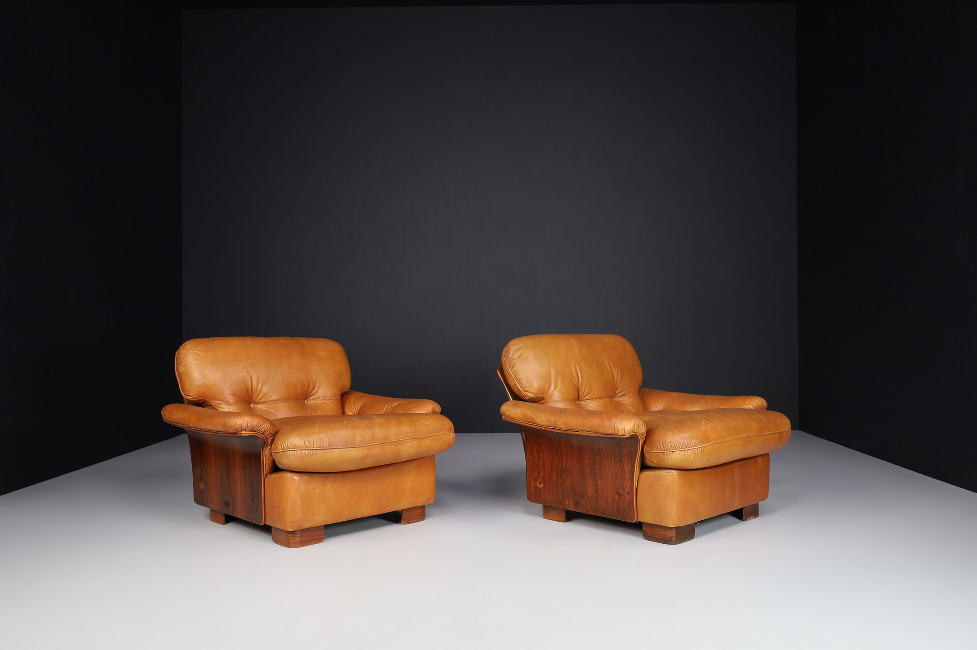 Mid century modern Lounge chairs In Cognac Leather And Bentwood, Italy 1960s Mid-20th century