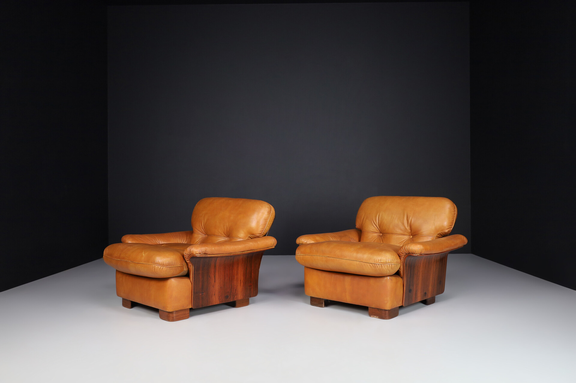 Mid century modern Lounge chairs In Cognac Leather And Bentwood, Italy 1960s Mid-20th century