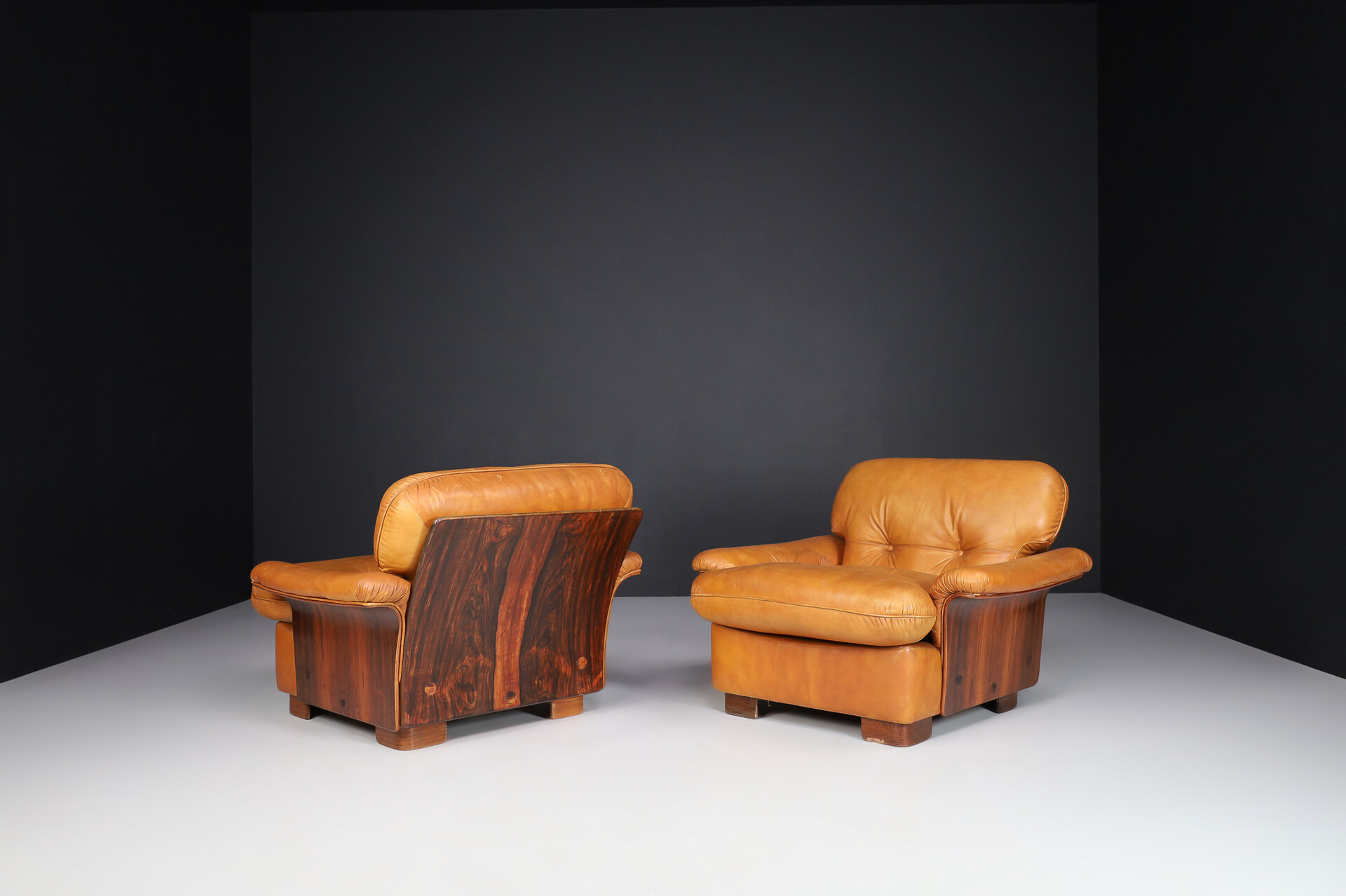 Mid century modern Lounge chairs In Cognac Leather And Bentwood, Italy 1960s Mid-20th century