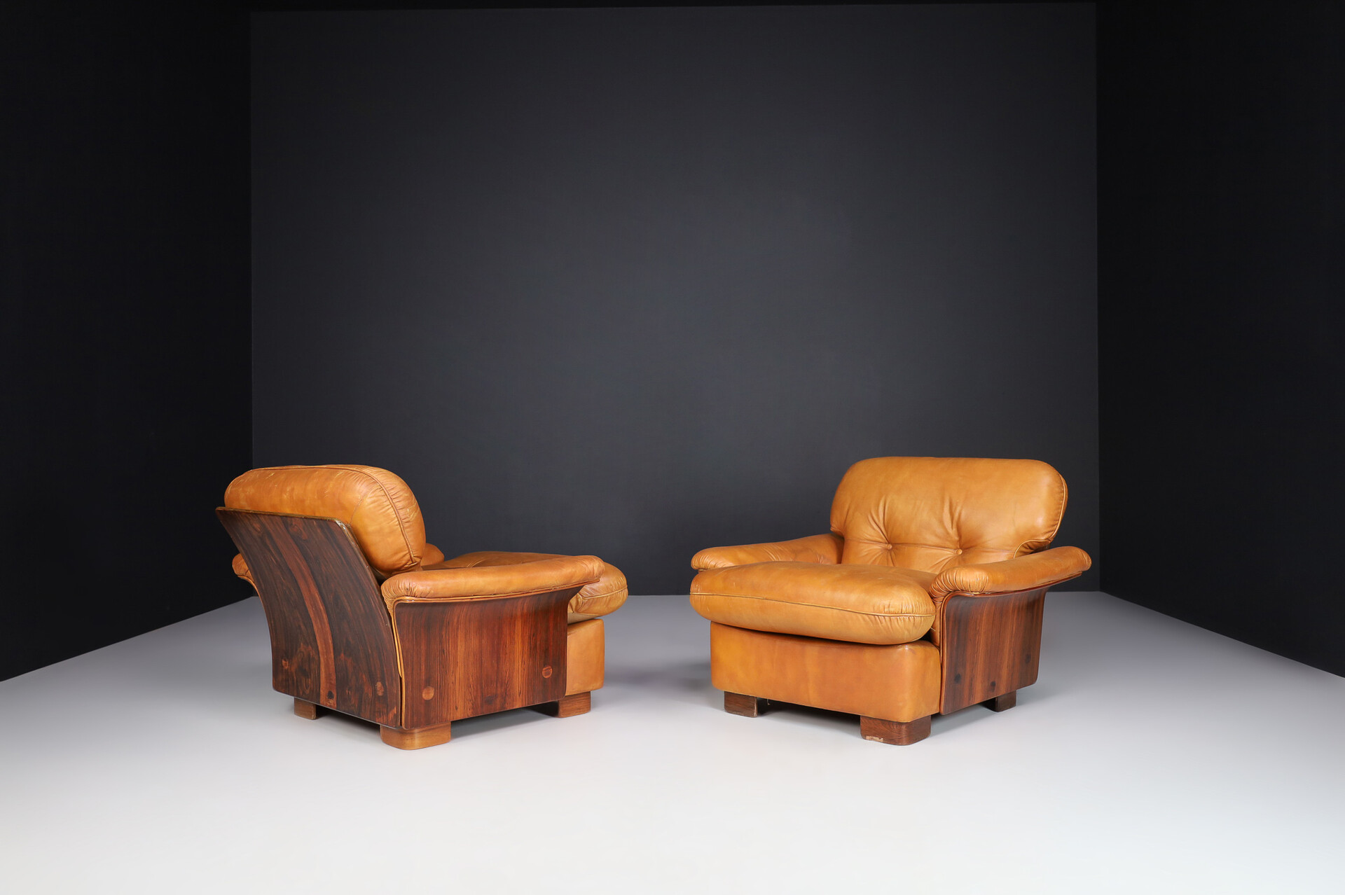 Mid century modern Lounge chairs In Cognac Leather And Bentwood, Italy 1960s Mid-20th century