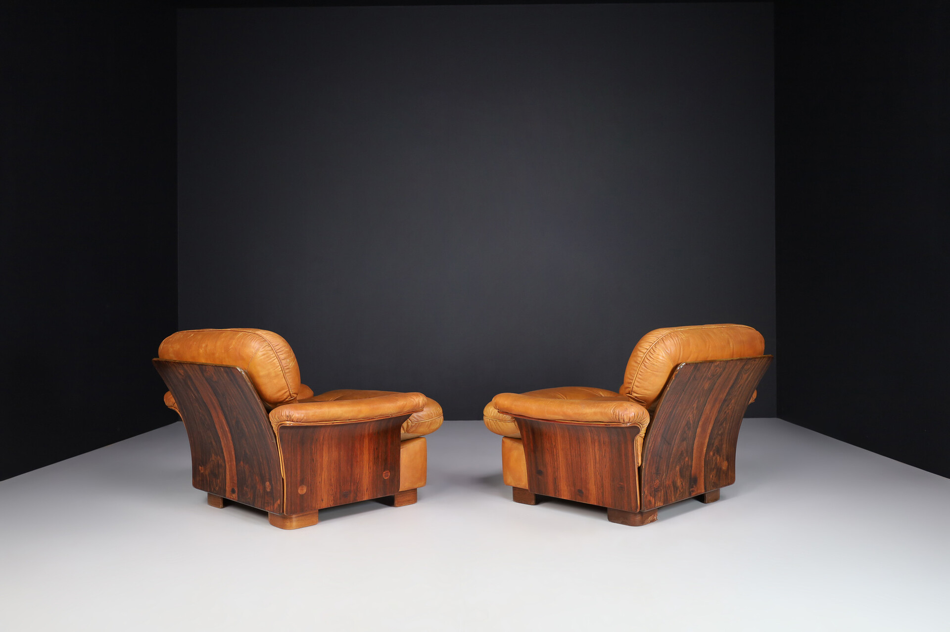 Mid century modern Lounge chairs In Cognac Leather And Bentwood, Italy 1960s Mid-20th century